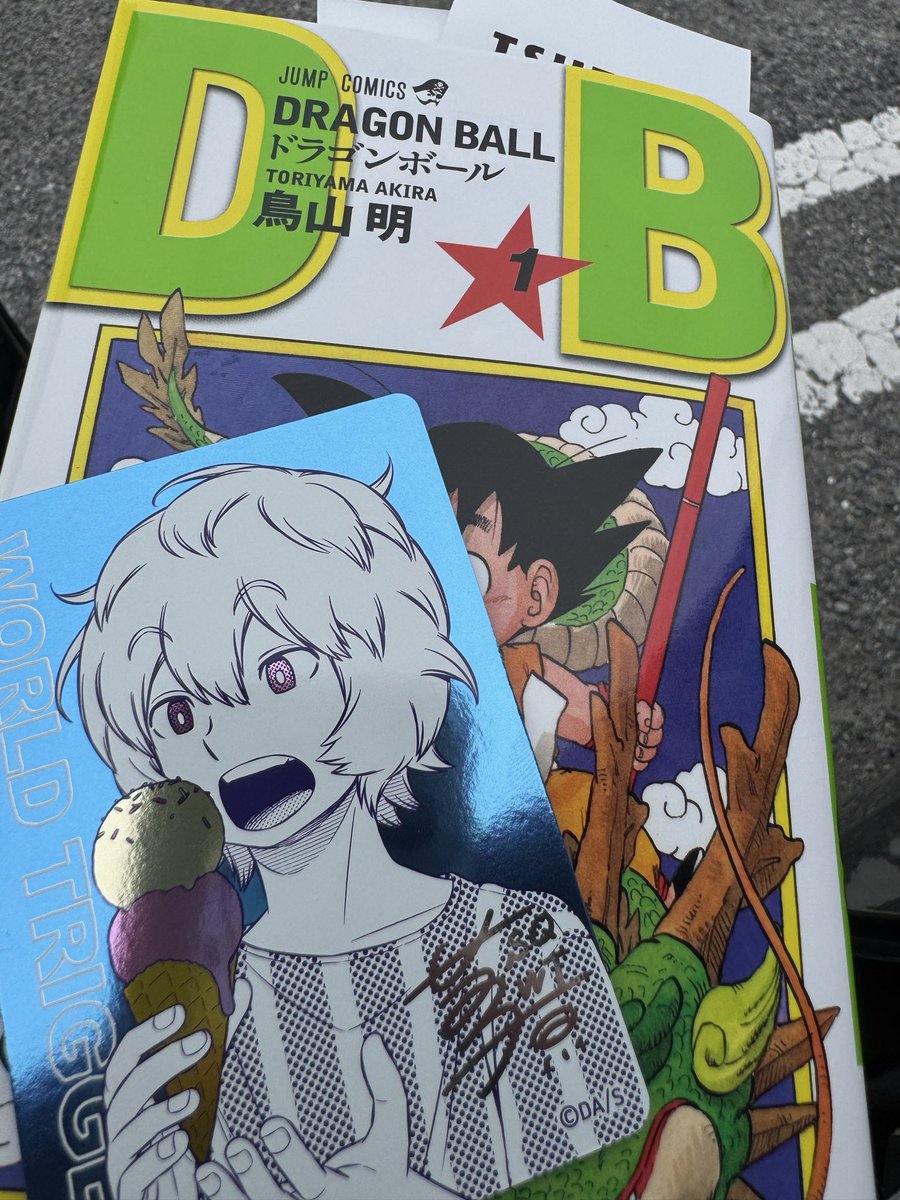 hagure_oyaji's tweet photo. 今日のナツコミ、ランダム配布で狙ってたワンピースのメタキラカードをGET！

喜んでたら、後ろに学校帰りの男の子とお母さん。
「お小遣いで1冊だけ買うんだ」
「ワンピのカードがいいなぁ」って会話が…

男の子の手に渡ったのはワートリで「これ知らない…」とポツリ。

思わずお店を出たところで声をかけて、カードを交換しました。
自分は空閑遊真（ワートリ）も好きだし、ワンピ大好きな子の手に渡る方がカードも喜ぶ気がして…

ということでアイス買って帰ろ🍦

#ナツコミ #ワールドトリガー #メタキラカード