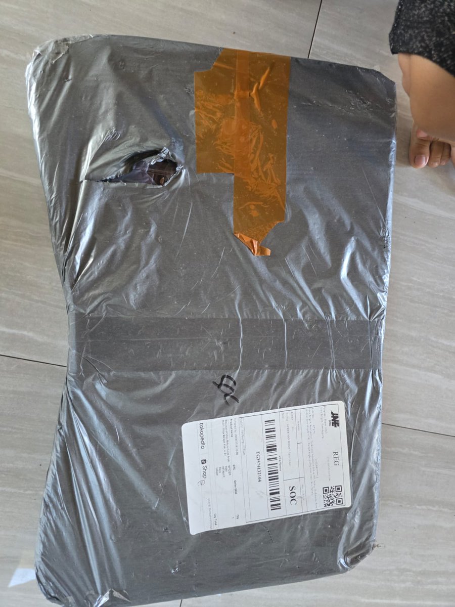 i_evania's tweet photo. udah beberapa kali ini kalau paket dateng keadaannya udah di sobek gini kenapa ya? bikin lecet dalemnya tau @JNECare https://t.co/Gx6FXWMzzt