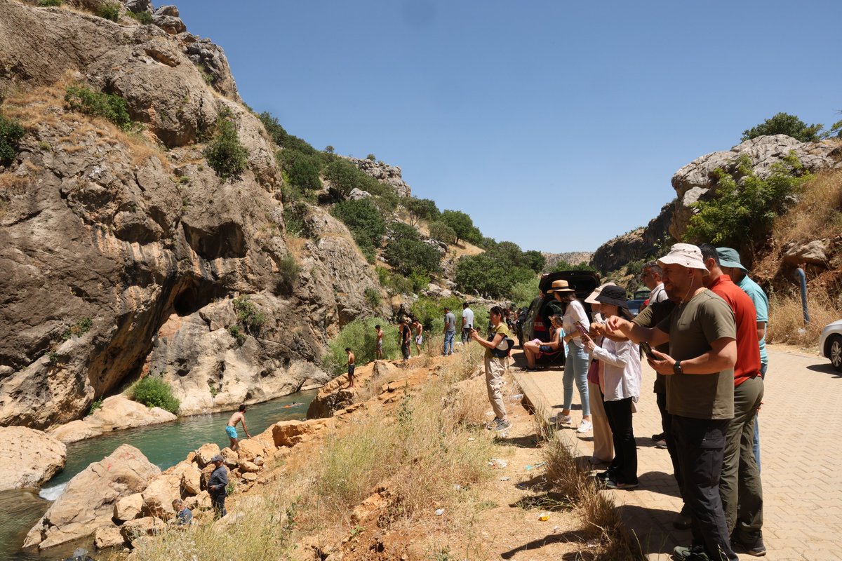 gap_idaresi's tweet photo. 541 KİLOMETRELİK DİYARBAKIR KRAL YOLU PROFESYONEL TURİST REHBERLERİNE TANITILDI

Diyarbakır Valiliği, GAP İdaresi Başkanlığı ve Karacadağ Kalkınma Ajansı iş birliğiyle turizme kazandırılan 541 kilometrelik Diyarbakır Kral Yolu Yürüyüş Rotaları kapsamında, profesyonel turist rehberlerine yönelik tanıtım ve saha gezisi düzenlendi.

Program kapsamında profesyonel turist rehberleri, Kral Yolu'nun Çermik ilçesindeki Kalaç Köyü ile Eskibağ Köyü etabını yürüyerek rota hakkında yerinde incelemelerde bulundu.

Doğa yürüyüşü, bisiklet, kamp ve kültür turizmini bir araya getiren Diyarbakır Kral Yolu; kırsal turizmin geliştirilmesine, bölgenin tanıtımına ve ziyaretçilerin konaklama sürelerinin artırılmasına katkı sağlamayı hedefliyor.

#YerelKalkınmaHamlesi

@TCSanayi
@KalkinmaAjansGM
@dbakirvalilik
@KaracadagKA