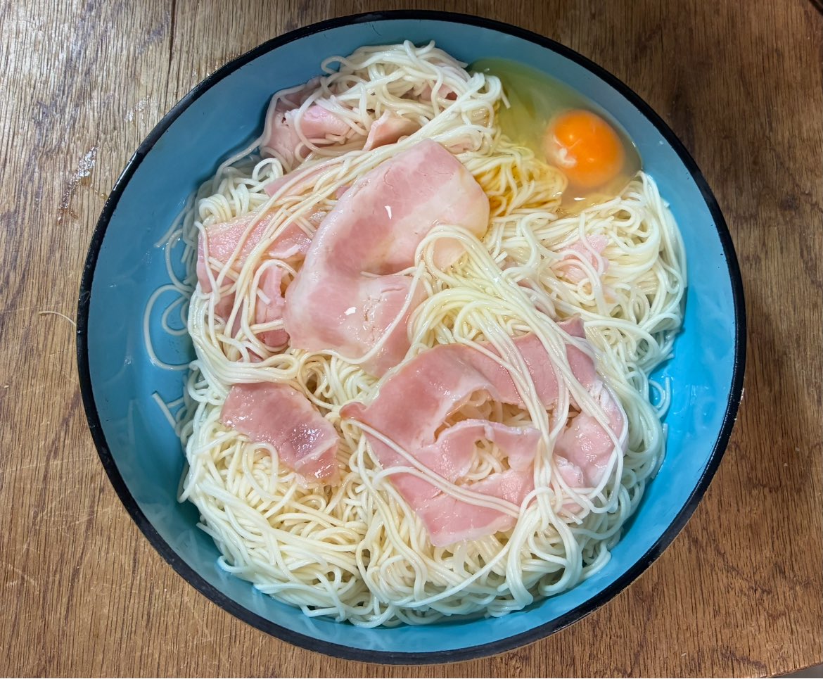 hakubi435's tweet photo. 暑っいんで🥵☀️
流しそうめんを食べまひた😋
ちなみに私の家の場合は
流し(=台所)で食べるから流しそうめんと言ってます🐢¨̮💨
一般的な流しそうめんとは趣旨が全く異なります😳
お好みでベーコンと卵を落として🥓🥚
醤油も直接ぶっかけるのが亀流です✌️ https://t.co/4r4t415hVB