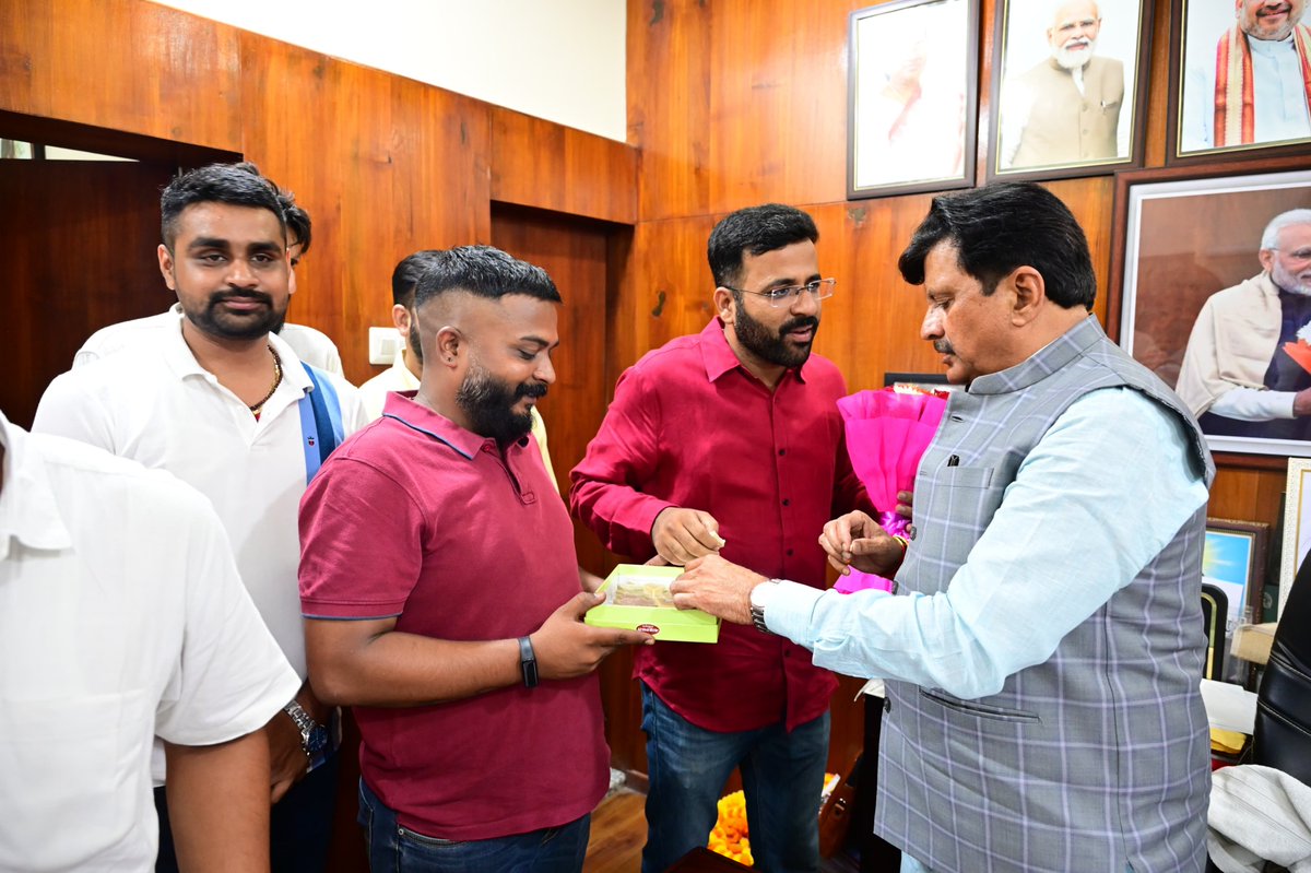 OfficeofGS's tweet photo. सतना विंध्य चैंबर ऑफ कॉमर्स के नव-निर्वाचित सह मंत्री श्री हिमांशु सिंह अरोरा ने आज माननीय सांसद श्री @GaneshSingh_in जी से संसदीय कार्यालय, सतना पहुंचकर भेंट की।

इस अवसर पर माननीय सांसद जी ने उन्हें नई जिम्मेदारी के लिए हार्दिक बधाई एवं शुभकामनाएं दीं। https://t.co/f8qqQ7aA5E