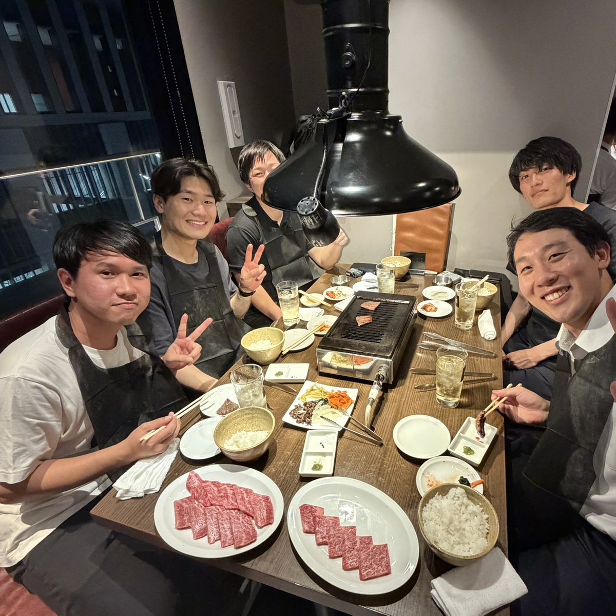 teaml_official's tweet photo. 【第3回社内フットサル開催！】

恒例のチームエルフットサル部の活動を行いました！

『フットサルをやりたい！』とシンプルな理由で始まったこの活動も
気付けばもう3回目(笑)

恒例となり、フットサルのプレーの連携もよくなってきました！
スーパープレー？も度々(笑)

終了後はこちらも恒例の焼肉へ！
疲れた後の焼肉は最高でした！

チームエルでは仕事だけでなく、仕事外のコミュニケーションや交流を大切にし、
仕事の円滑なコミュニケーション促進に繋げております！

『楽しく働きたい！』『人間関係の良い職場で働きたい！』そんな求職者の方には
ぴったりな環境が整っております！

#チームエル
#コンサルティング
#TEAML
#コンサルタント
#中途採用
#人材採用
#転職
#求人
#会社紹介
#若手社員
#中途採用募集