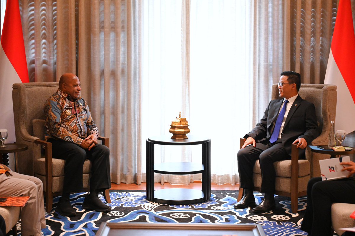 Menlu_RI's tweet photo. Optimalisasi peluang kerja sama antar masyarakat di kawasan Pasifik menjadi fokus pembahasan pada pertemuan dengan Gubernur Papua, Mathius D. Fakhiri, S.I.K., S.H., M.H. (30/6).

Dengan kedekatan budaya dan letak geografis yang strategis, Provinsi Papua memiliki peran penting dalam meningkatkan interaksi Indonesia dengan masyarakat di negara-negara kawasan Pasifik 🤝