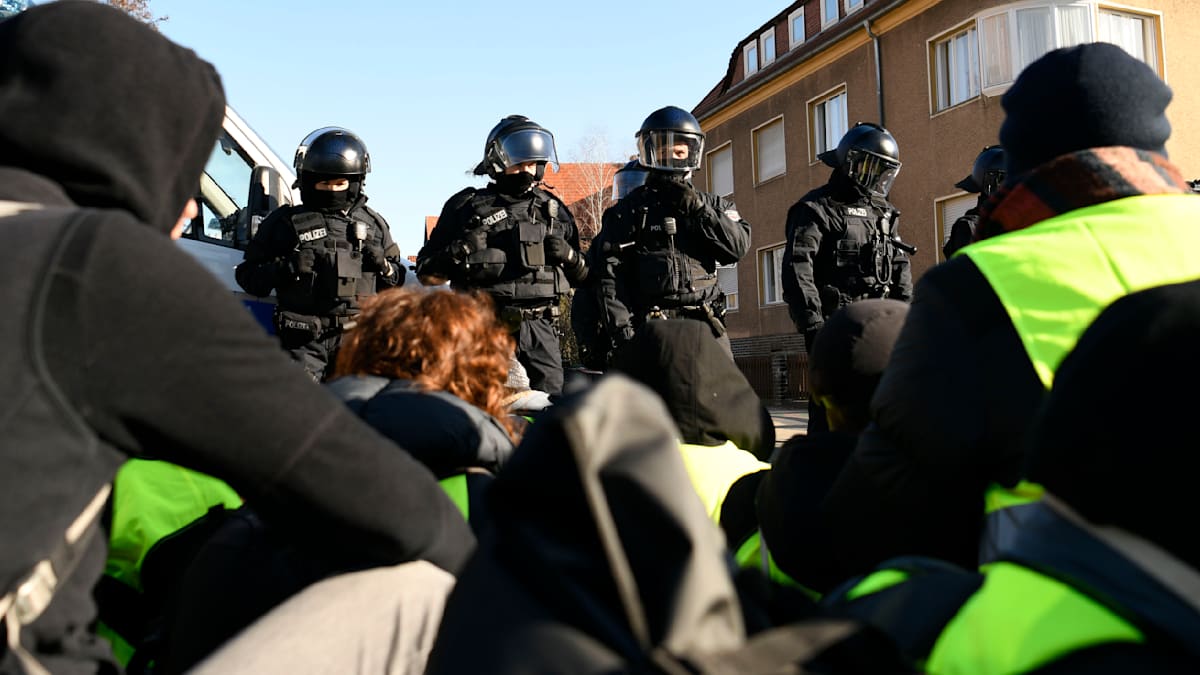 welt's tweet photo. Polizei befürchtet „Endgame-Szenario“ bei AfD-Parteitag in Erfurt https://t.co/ZprRnxVRyb https://t.co/xFU8rxENX7