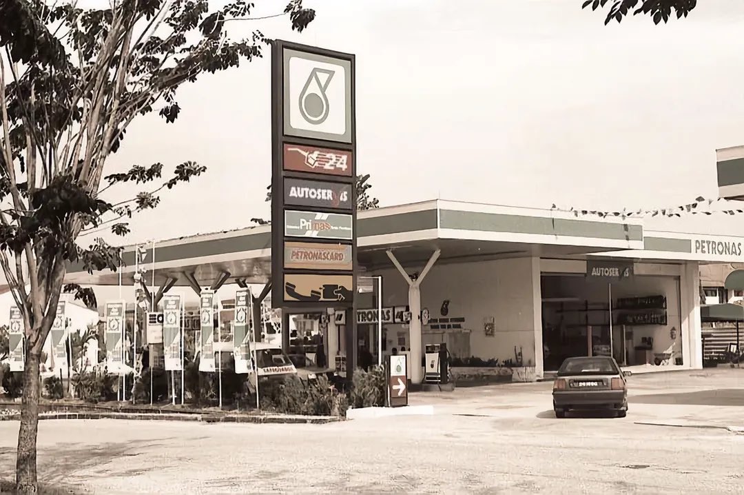 ttdiTV's tweet photo. Stesyen minyak Petronas pertama di Malaysia dibuka di Tmn Tun pada Julai 1981. Masa tu SKTTDI, kawasan Athinahapan, JDS tak ada lagi. https://t.co/P8gmA65x8k