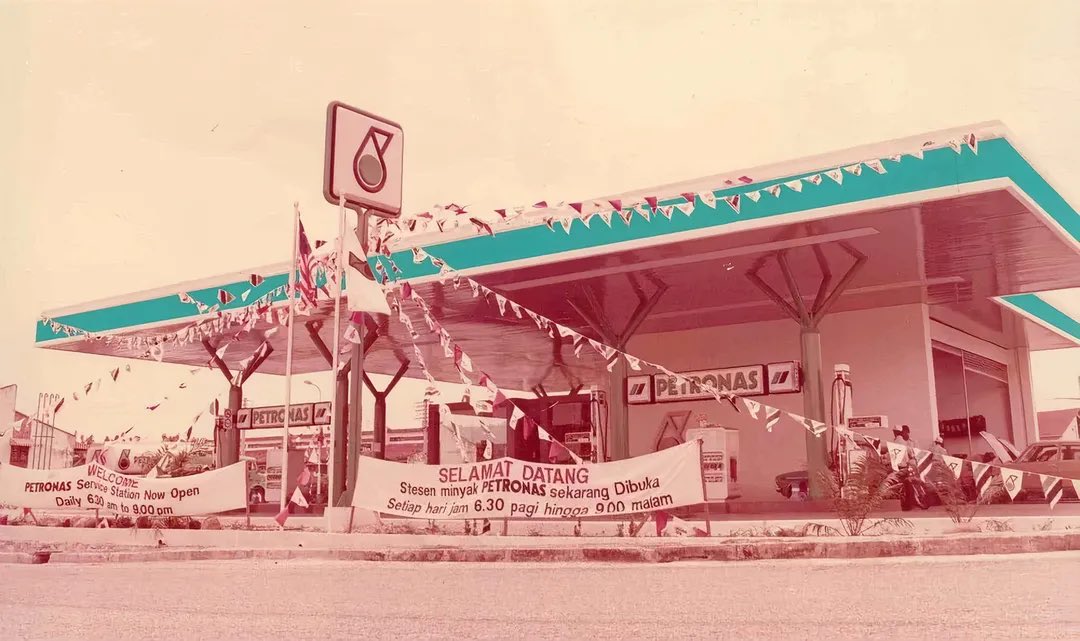 ttdiTV's tweet photo. Stesyen minyak Petronas pertama di Malaysia dibuka di Tmn Tun pada Julai 1981. Masa tu SKTTDI, kawasan Athinahapan, JDS tak ada lagi. https://t.co/P8gmA65x8k