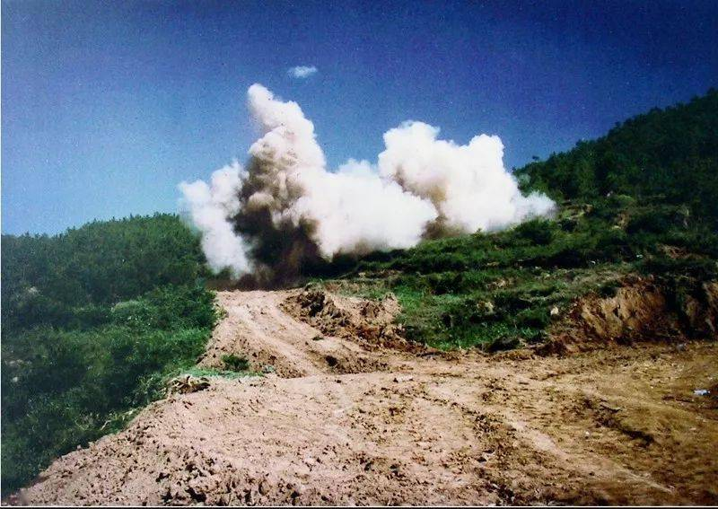 HeySeaFujian's tweet photo. 1981: The first construction blast on a dusty Huli hillside launched Xiamen’s Special Economic Zone.
40 years on: skyscrapers, a free trade zone, and one of China’s busiest container ports.
#CPC105 #Xiamen https://t.co/37njEXwjAg