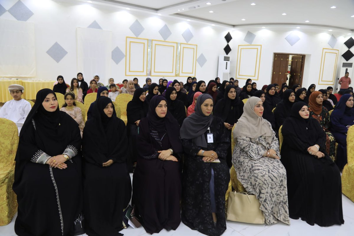 madenavoice's tweet photo. “نحن ندخر لمستقبل يزدهر”.. فعالية مجتمعية لتعزيز ثقافة الادخار لدى الأطفال والأمهات

#شاهد_الصور 
#صوت_صحم_للإعلام 
https://t.co/LG1fEgkGoY

#تابع_التفاصيل 

نظّمت دائرة الحماية الاجتماعية بمحافظة شمال الباطنة، بالتعاون مع المديرية العامة للتنمية الاجتماعية وجمعية المرأة العُمانية بصحم، فعالية “نحن ندخر لمستقبل يزدهر”، وذلك تحت رعاية سعادة الشيخ الدكتور سلطان بن عبدالله البطاشي، والي صحم، وبحضور الفاضل / أحمد خلفان الزعابي مدير إدارة صندوق الحماية الاجتماعية وعدد من مسؤولي الجهات الحكومية وممثلي القطاع الخاص.

واستُهلت الفعالية بعرض مرئي استعرض أبرز الخدمات والبرامج التي يقدمها صندوق الحماية الاجتماعية بمحافظة شمال الباطنة، تلاه تنفيذ الورشة التدريبية التي قدمتها الدكتورة وفاء الشامسية، بدعم من فريق الفعاليات بدائرة الحماية الاجتماعية بالمحافظة.

وهدفت الفعالية إلى غرس ثقافة الادخار لدى الأطفال والناشئة، وتنمية مهاراتهم في إدارة الموارد المالية منذ الصغر، من خلال مجموعة من الأنشطة والتمارين التفاعلية التي ركزت على مفاهيم التخطيط المالي، والتمييز بين الحاجات والرغبات، وترتيب الأولويات، بما يسهم في بناء سلوك مالي واعٍ ومسؤول. وشهدت الفعالية مشاركة واسعة من الأطفال وأمهاتهم وعدد من أولياء الأمور، في أجواء تعليمية وتفاعلية عززت من تحقيق أهداف البرنامج.

وتأتي هذه المبادرة في إطار جهود صندوق الحماية الاجتماعية الرامية إلى تعزيز الوعي المجتمعي بأهمية الثقافة المالية، كما تندرج ضمن برامج المراكز الصيفية “صيفنا ريادة وإبداع 2026” التي تنظمها محافظة شمال الباطنة، بما يعكس التكامل بين المؤسسات الحكومية والمجتمعية في تقديم برامج نوعية تستهدف مختلف فئات المجتمع.

وأكد أحمد الزعابي، أن هذه الفعالية تجسد رسالة وطنية ومجتمعية تؤمن بأن بناء المجتمعات المزدهرة يبدأ بتمكين أفرادها، وغرس القيم والمهارات الحياتية في الأجيال الناشئة، مشيرًا إلى أن الاستثمار في وعي الأطفال المالي يمثل ركيزة أساسية لإعداد جيل أكثر قدرة على التخطيط وتحمل المسؤولية.

وأضاف أن هذه البرامج تشكل فرصة لتعريف الأسر والأطفال بالخدمات والمنافع التي يقدمها صندوق الحماية الاجتماعية، ولا سيما المنافع الموجهة للأطفال ضمن منظومة الحماية الاجتماعية، إلى جانب تعزيز الشراكة مع مؤسسات المجتمع في نشر الوعي وترسيخ مفاهيم الاستقرار المالي.

وأوضح الزعابي أن هذه الجهود تنسجم مع أهداف صندوق الحماية الاجتماعية، وتواكب مستهدفات رؤية عُمان 2040، ولا سيما محور الإنسان والمجتمع، الذي يركز على بناء مجتمع شامل يتمتع بجودة الحياة، ويعزز المشاركة المجتمعية، ويرسخ مبادئ العدالة الاجتماعية وتكافؤ الفرص.

وأشار إلى أن صندوق الحماية الاجتماعية يواصل تنفيذ مبادرات وبرامج نوعية تسهم في تمكين الفئات المستحقة وتعزيز اندماجها في المجتمع، بما يدعم منظومة الحماية الاجتماعية في سلطنة عُمان، ويؤكد التزامها بتحقيق التنمية المستدامة، ورفع جودة الحياة، وترسيخ مبادئ التكافل والعدالة الاجتماعية.

@BatinahN_gov 
@sultan75557 
@Mosdoman