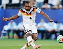 KGDOnline's tweet photo. Wir verurteilen die rassistischen Beleidigungen und Hasskommentare gegen Jonathan Tah aufs Schärfste.

Fehlentscheidungen, Niederlagen oder ein verschossener Elfmeter gehören nun einmal zum Sport dazu. Rassismus hat jedoch weder im Sport noch in unserer Gesellschaft irgendeinen Platz. Wer einen Nationalspieler aufgrund seiner Herkunft angreift, greift nicht nur den Menschen Jonathan Tah an, sondern verletzt auch die Werte von Fairness, Respekt und Zusammenhalt, für die der Sport stehen sollte.

Besonders beeindruckend ist die Haltung von Jonathan Tah. Mit den Worten „Ich würde beim nächsten Mal wieder schießen. Ich glaube, es ist wichtig, Verantwortung zu übernehmen.“ zeigt er Größe, Charakter und Verantwortung – Eigenschaften, die für unsere Gesellschaft vorbildlich sind.

Die deutsche Nationalmannschaft steht für Vielfalt. Spielerinnen und Spieler mit unterschiedlichen Wurzeln tragen gemeinsam das Trikot Deutschlands und repräsentieren unser Land mit Stolz und Leidenschaft. Diese Vielfalt ist eine Stärke und kein Anlass für Hass.

Die Kurdische Gemeinde Deutschland erklärt sich solidarisch mit Jonathan Tah und allen von Rassismus Betroffenen. Wir fordern ein konsequentes Vorgehen gegen rassistische Hetze – im Stadion, im Internet und überall dort, wo Menschen aufgrund ihrer Herkunft diskriminiert werden.

Rassismus darf niemals gewinnen. 🇩🇪🤝

@DFB_Team @jonatah
