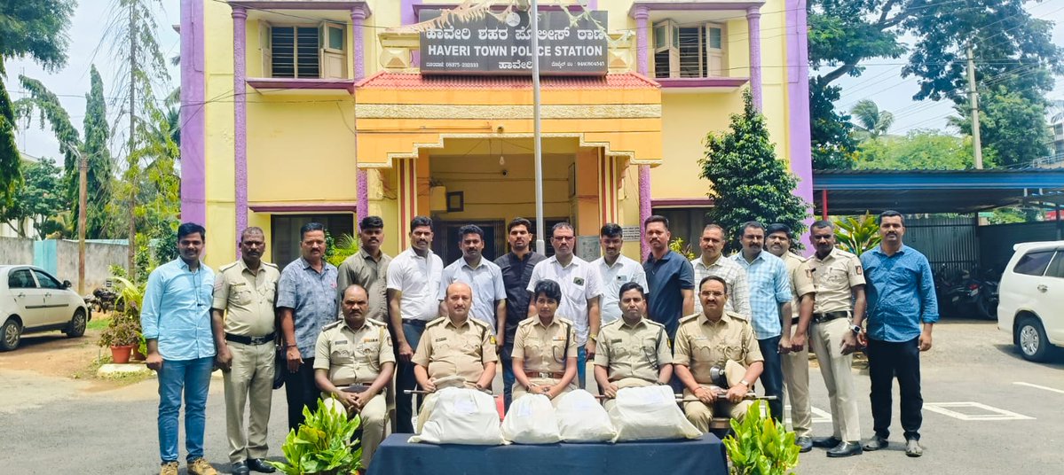 sphaveri's tweet photo. "ಹಾವೇರಿ ಶಹರ ಪೊಲೀಸರು ಶಹರದಲ್ಲಿ ಅಕ್ರಮ ಗಾಂಜಾ ಮಾರಾಟ ಮಾಡುತ್ತಿದ್ದ 2 ಜನ ಆರೋಪಿತರನ್ನು ಬಂಧಿಸಿ, ಬಂಧತರಿಂದ ಒಟ್ಟು ಅಂದಾಜು 3,94,250 /- ರೂ ಮೌಲ್ಯದ 7 ಕೆಜಿ 885 ಗ್ರಾಂ ಗಾಂಜಾ  2  ಬ್ಯಾಗ್‌ಗಳು ಹಾಗೂ ನಗದು ಹಣವನ್ನು ವಶಪಡಿಸಿಕೊಂಡಿರುತ್ತಾರೆ." #Haveripolice #Ganja #Arrest #Accused https://t.co/8VX5OWNEim