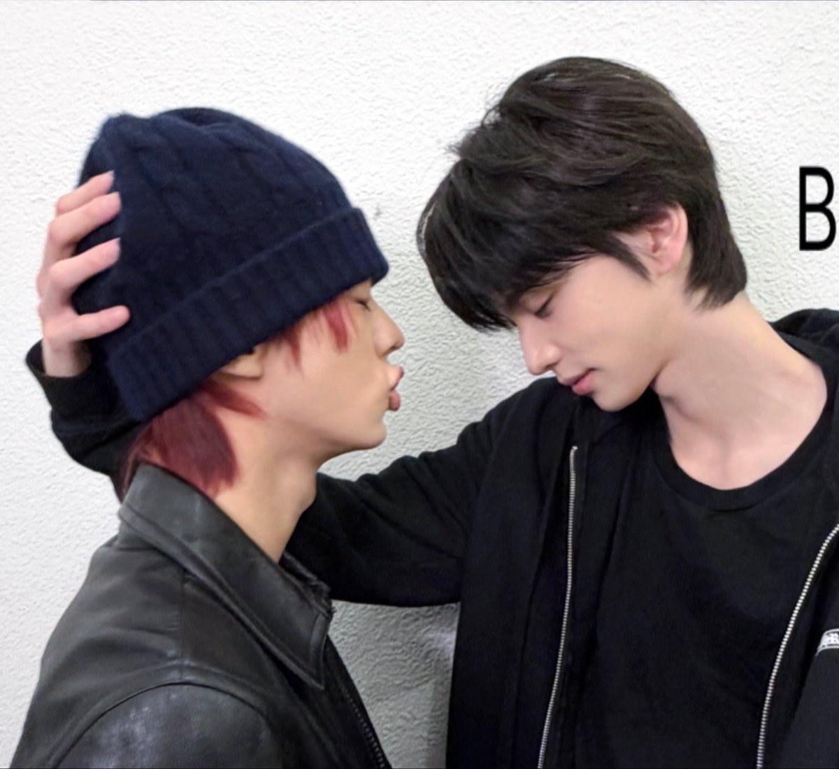 knitd0's tweet photo. 심지어 왈츠출때도 이러더니 딱 이 높이잖아 https://t.co/z78ZjLOEU6