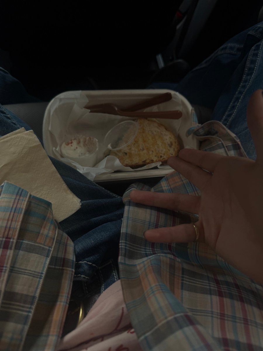 dichataldi's tweet photo. 260701
🥀💬 16.32 KST

🥀: *kirim foto*
🥀: “Perpaduan bayam sama jambong (ham) nya enak banget”
🥀: “Makan yg bener okee~” https://t.co/feigy7TRIZ