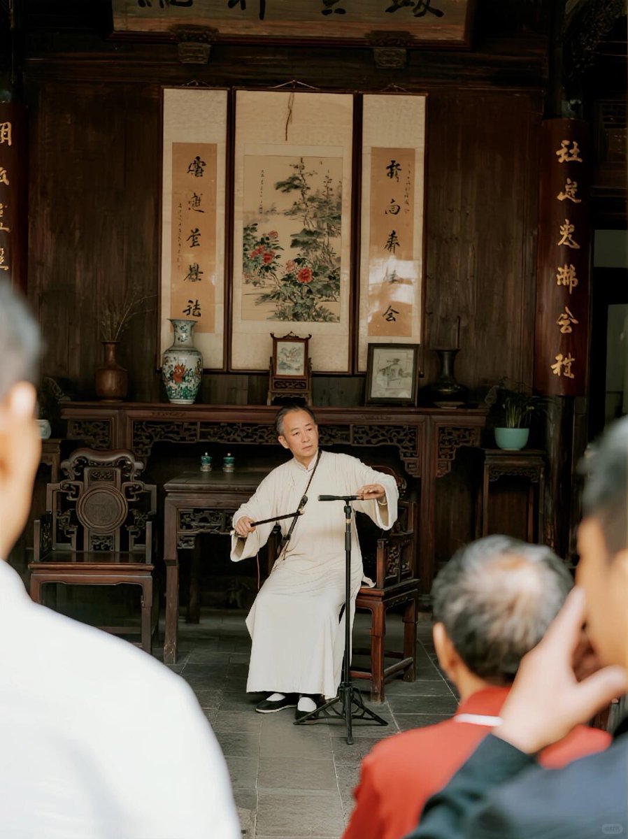 discoverzj's tweet photo. Lanxi Tanhuang, a traditional Jiangnan seated singing art form and national intangible cultural heritage from Zhejiang.
Originating in the Qing Dynasty, this folk performance features seated storytelling accompanied by string instruments, with understated costumes, refined vocals, and elegant narrative flow…