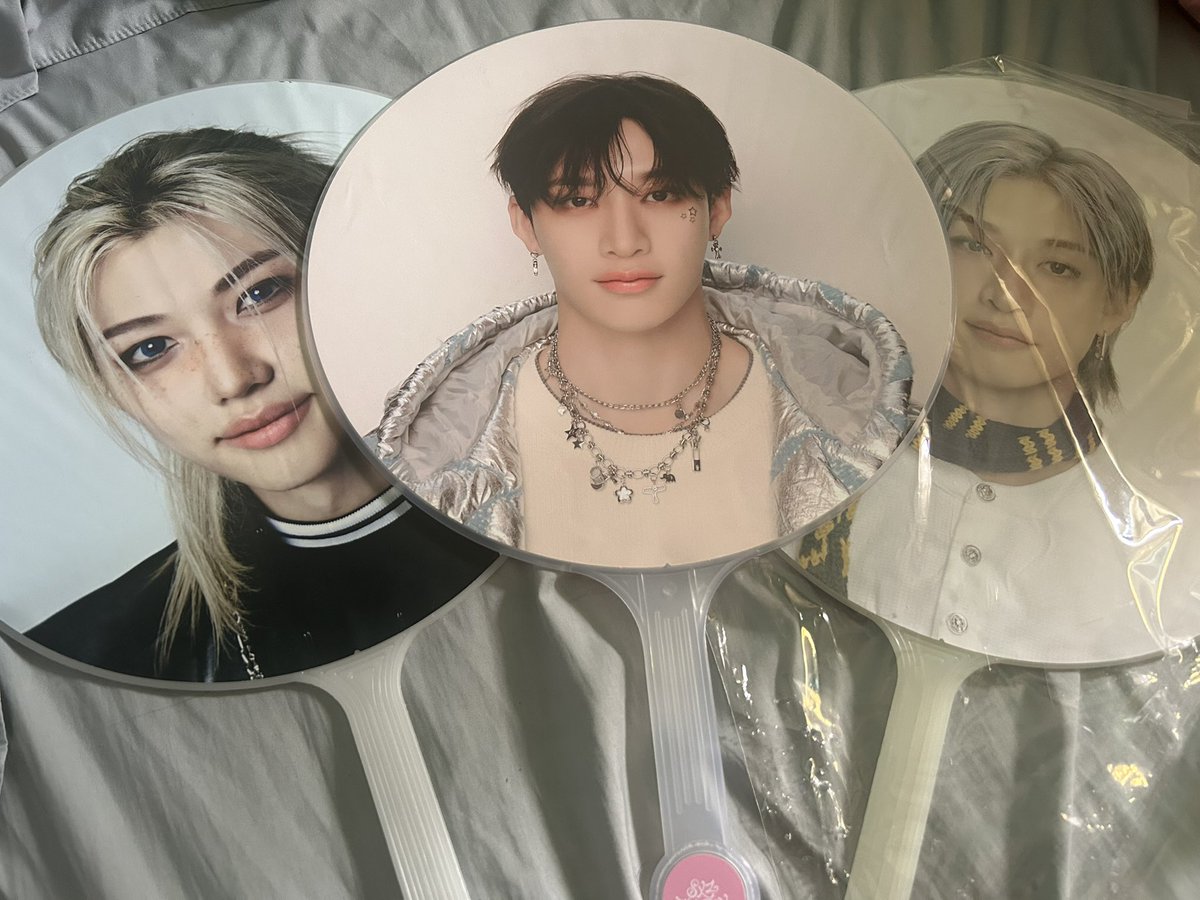 kingcb97's tweet photo. Wanted to add this but they’re so long it wouldn’t fit on my shelf 😭😭 maybe if I hang it on the side ? https://t.co/h9xL9sCtst