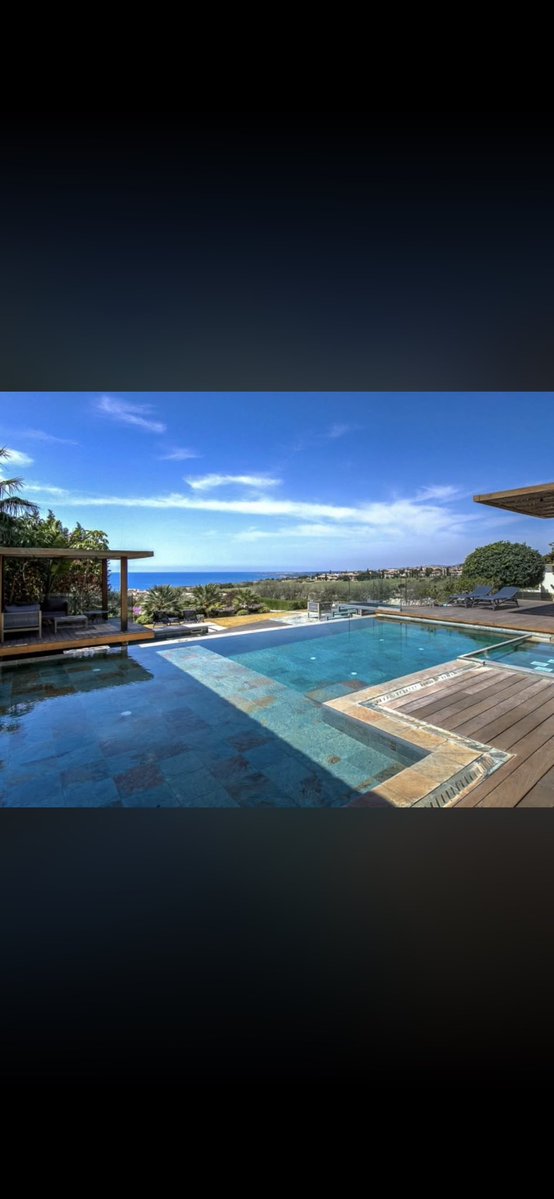 OlielGroup's tweet photo. על גבעות אפרודיטה, פאפוס. 
זה לא חלום. זה Villa Bali.

וילה מדהימה שמשלבת ארכיטקטורה באלינזית עכשווית עם הנוף הים-תיכוני הקסום של קפריסין. 
מגרש של 1,343 מ"ר | 451 מ"ר בנוי של פאר אמיתי |  נבנה בשנת 2023 | 
4 חדרי שינה | 4 חדרי רחצה 

מה מחכה לכם בפנים:
בריכת לאפ 20 מטר עם 8 אלמנטי מים.
קולנוע פרטי + מרתף יין + חדר כושר
גן אקזוטי עוצר נשימה שפשוט חייבים לראות עם העיניים
כניסה דרמטית בדלתות אירוקו 3.5 מטר + אטריום פנימי של 11 מטר
חדרי שינה ראשיים ומקלחת גשם פנים/חוץ. 
בקירבת הנכס קיים ריזורט 5 כוכבים עם מסלול גולף European Tour, ספא עולמי ומסעדות שף.