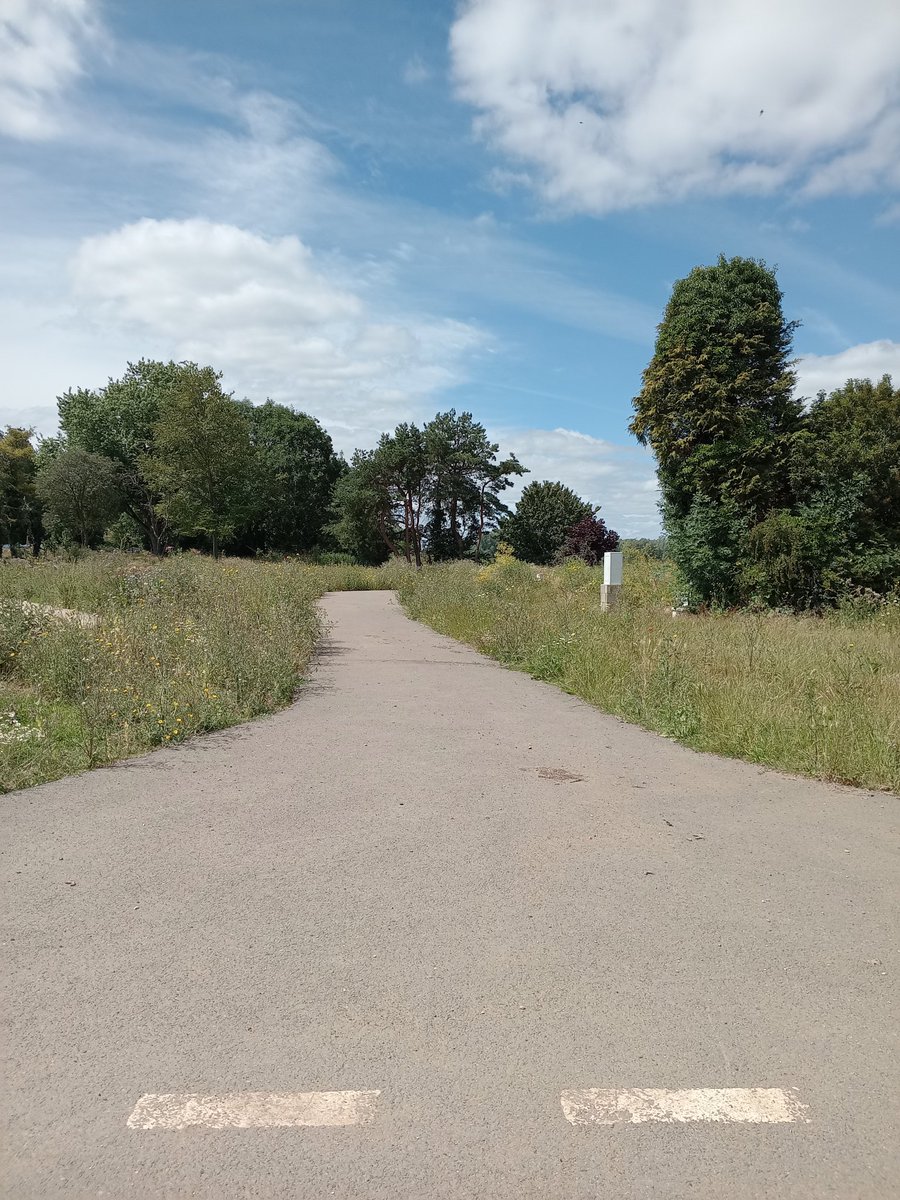 phil0073's tweet photo. #WednesdayWander & #FootpathFriday near #CogenhoeMill, #Northamptonshire.#PhilOnaBike #clouds https://t.co/eL8KuOQ5qi