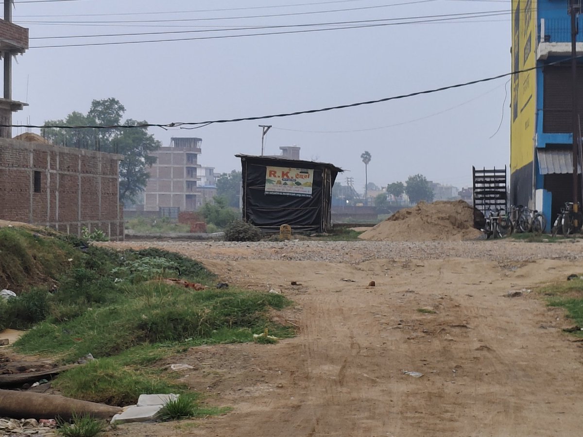 logicalraman's tweet photo. @Mdcellsbpdcl @ESD_DAKBUNGLOW  please look into Saakar Aquacity Usari road on front gate no. 1, Electric wire is loose and very, it is dangerous. https://t.co/154JkywnXS