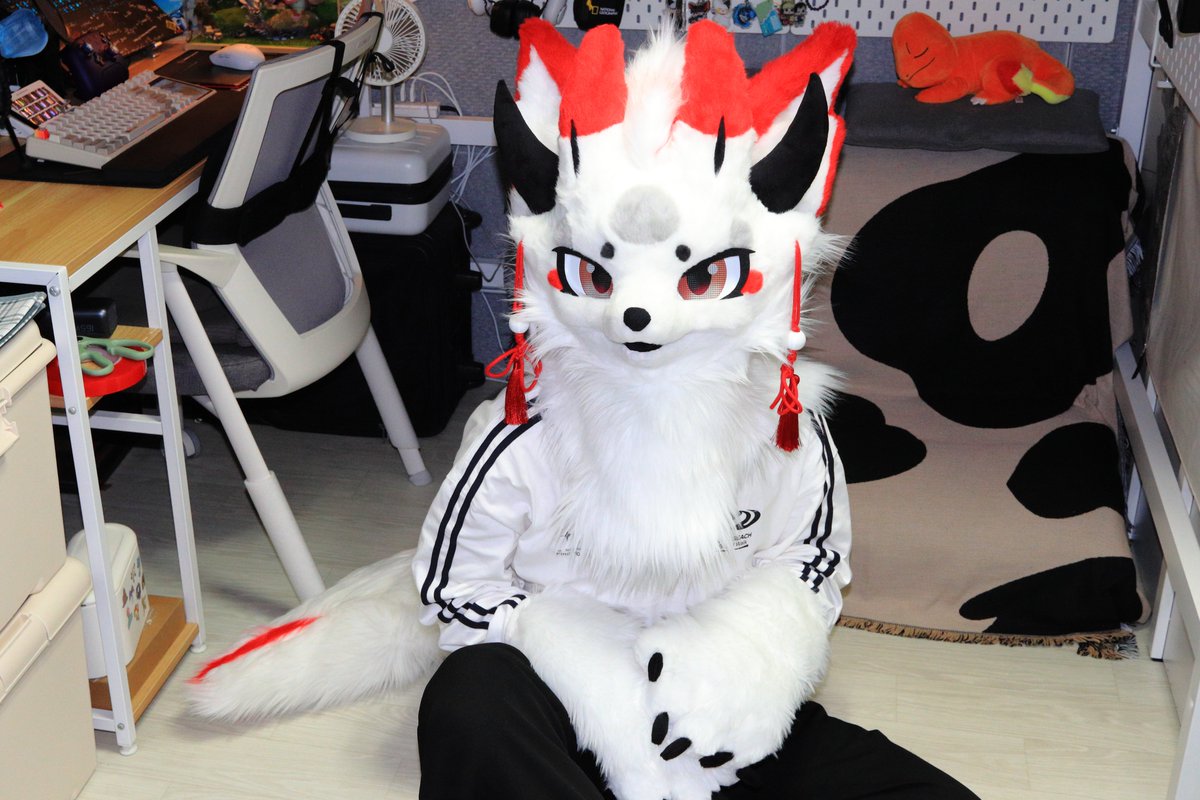 TaichiFursuit's tweet photo. 밖이 너무 더워서 조금만 쉬었다 갈게👹

#FursuitEveryday https://t.co/uS0RextLCG