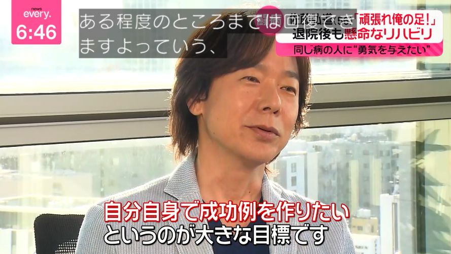 konwakubot's tweet photo. 脊髄梗塞で歩けなくなったひろみちお兄さん
↓
病気について調べて治らないと知る
↓
しかし不屈の闘志でリハビリ
↓
ある程度は歩けるまでに回復

もう自宅マンションを1階から30階まで登れるって凄いな
そこら辺の中年男性より動けてるよ https://t.co/UagUKB7bF8