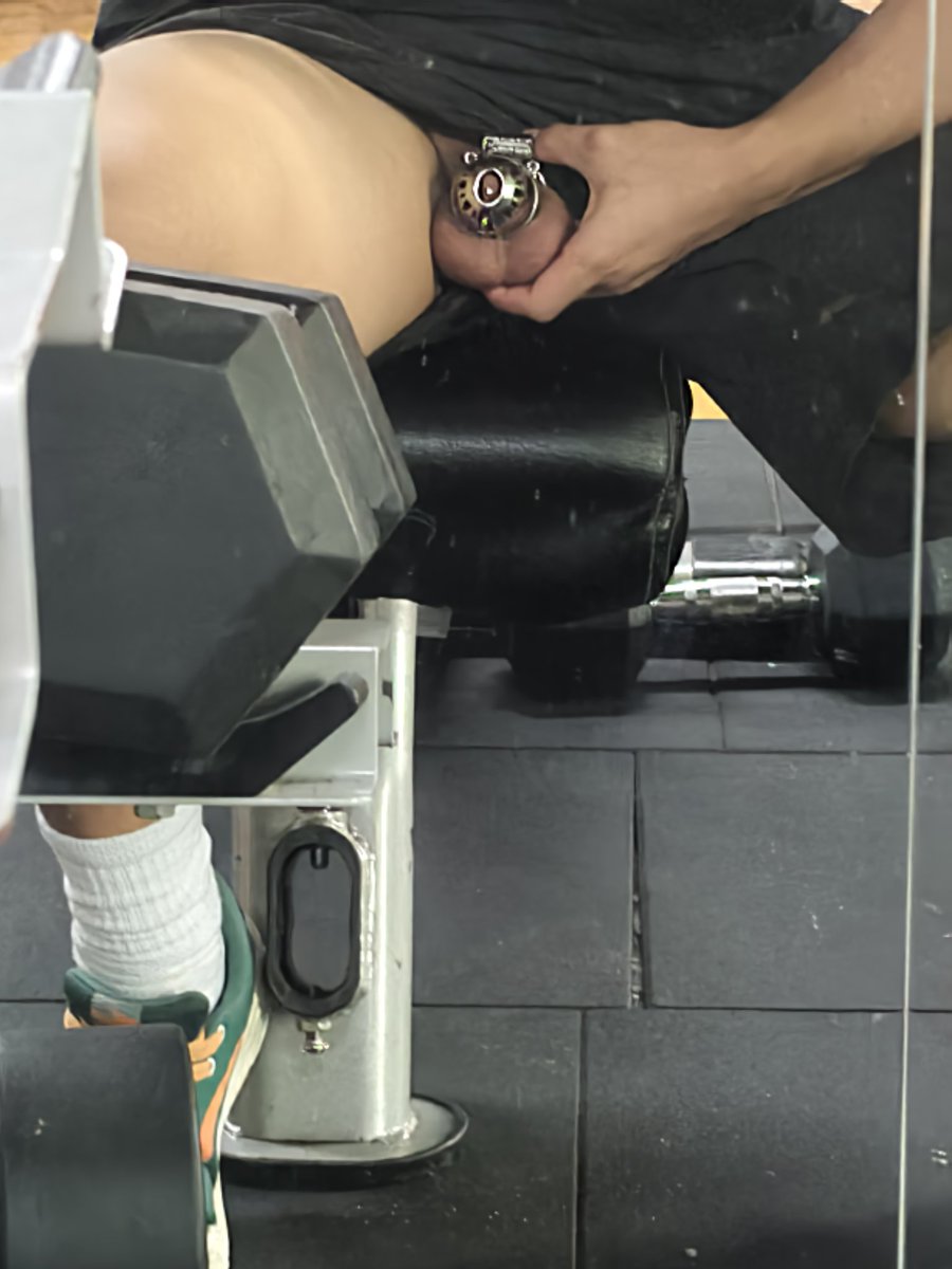 h192736's tweet photo. 带锁健身已经没法满足傻逼了，还必须听着爹的粗口
#锁奴 #傻逼 #粗口 #恶堕 https://t.co/csOggWmKeb