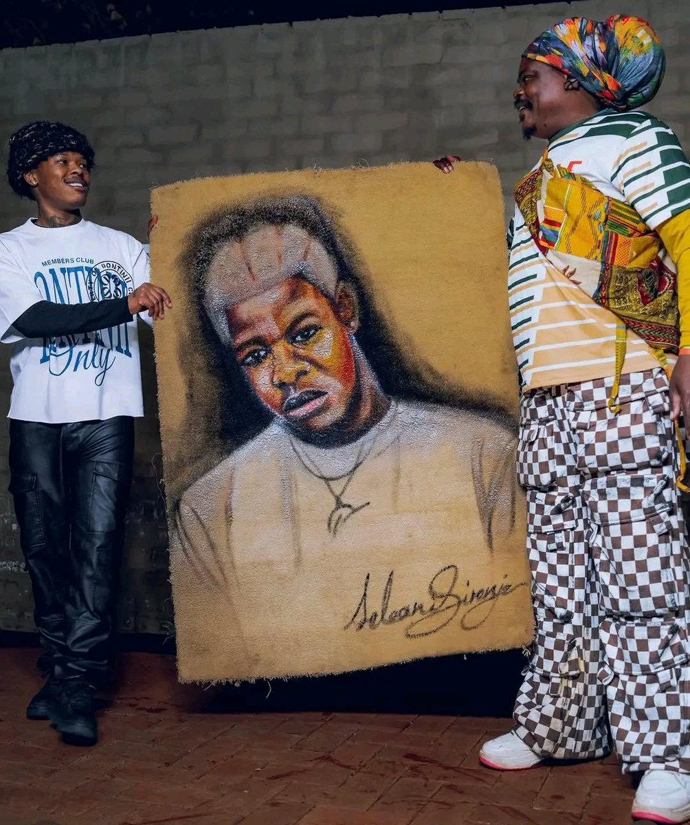 MDNnewss's tweet photo. Rasta gifts rapper Nasty C a portrait. https://t.co/2afsMgqfWg