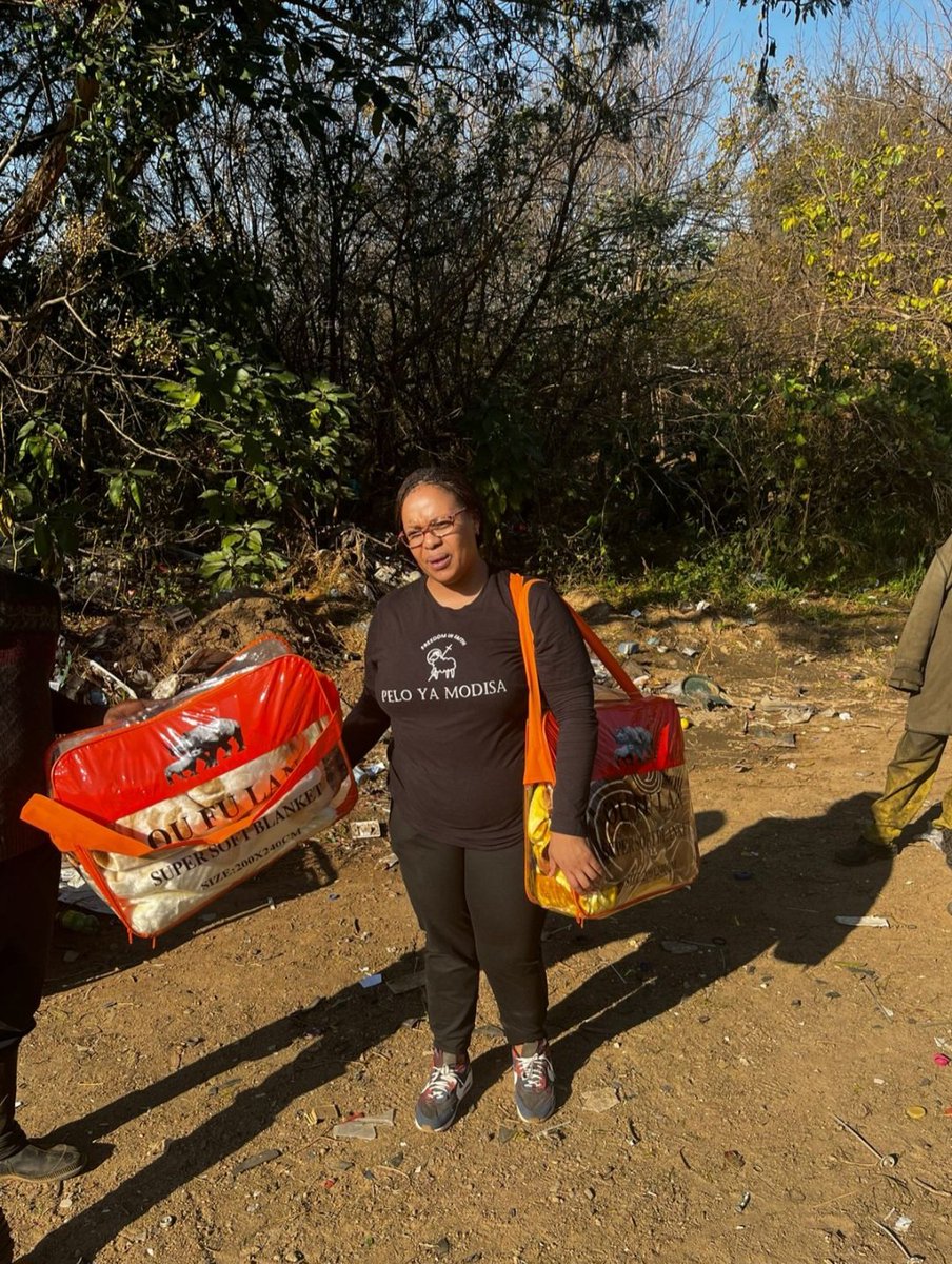ThandiDineo's tweet photo. F1 & 2: 2025 Pelo Ya Modisa recieved 10 blankets and distributed them to several homeless men in my area.
F2: An invite to partner with me again to make a difference. One blanket, one act of kindness 💙 Feel free to DM me to get involved.
#blanketdrive #NPO #helpthehomeless https://t.co/h7ib2ZpXH3