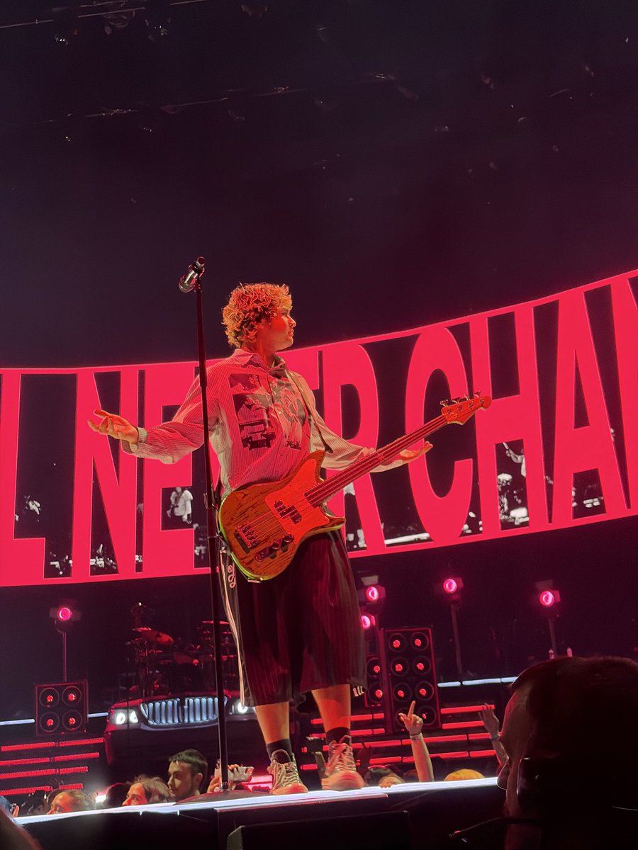 EMPTYWALL3TS's tweet photo. @Calum5SOS 🤷 https://t.co/amyJ9hA90x
