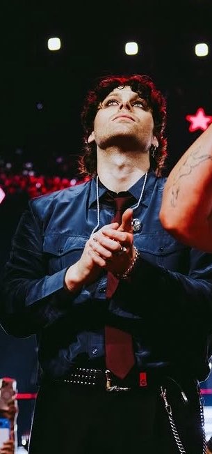 sunxlrh's tweet photo. LUKE???? https://t.co/3cAQfrCW0P