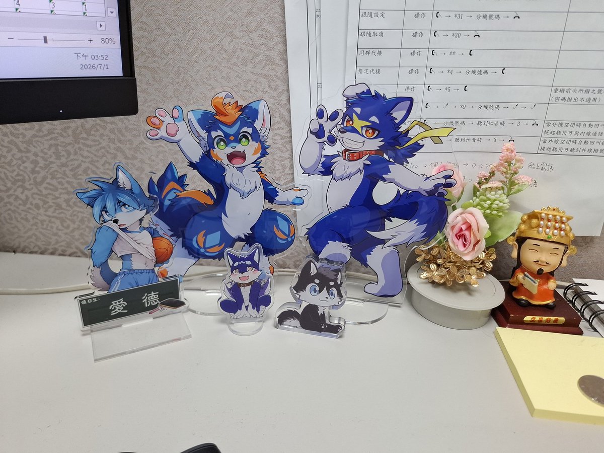 edward10186's tweet photo. 把這次的立牌裝飾在辦公室 https://t.co/DL6IHRQajT