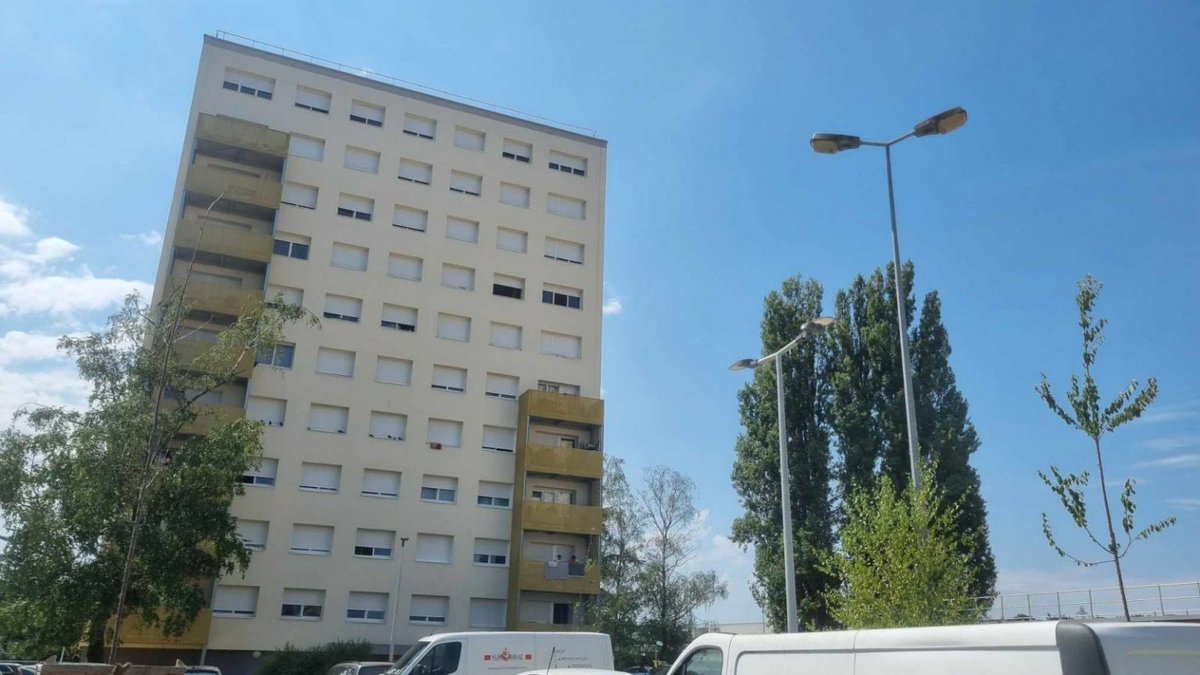 F_Desouche's tweet photo. Besançon (25) : Un migrant malien de 17 ans, pris en charge par l'ASE, interpellé pour avoir poignardé à mort un homme après une dispute pour une chaise au pied d'un immeuble. (MàJ : Condamné à 12 ans de prison)

https://t.co/ALyamz6L8f https://t.co/fMZm1kK1sD