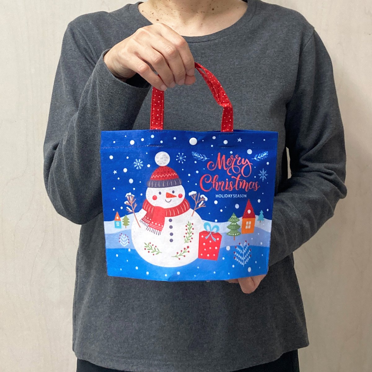 wrapping_mori's tweet photo. ラッピングの森です。スノーマンと聞くだけでちょっとテンション上がります。使い方はぜひ動画でご覧ください。　【クリスマス】シンプルトート（ミニ）スノーマン柄｜不織布ラッピング袋｜20枚入～【無音】のラッピングの仕方｜ラッピングの森 https://t.co/LGoj0zZnKf @YouTubeより ＃ラッピングの森 https://t.co/5Feb5J6V2l