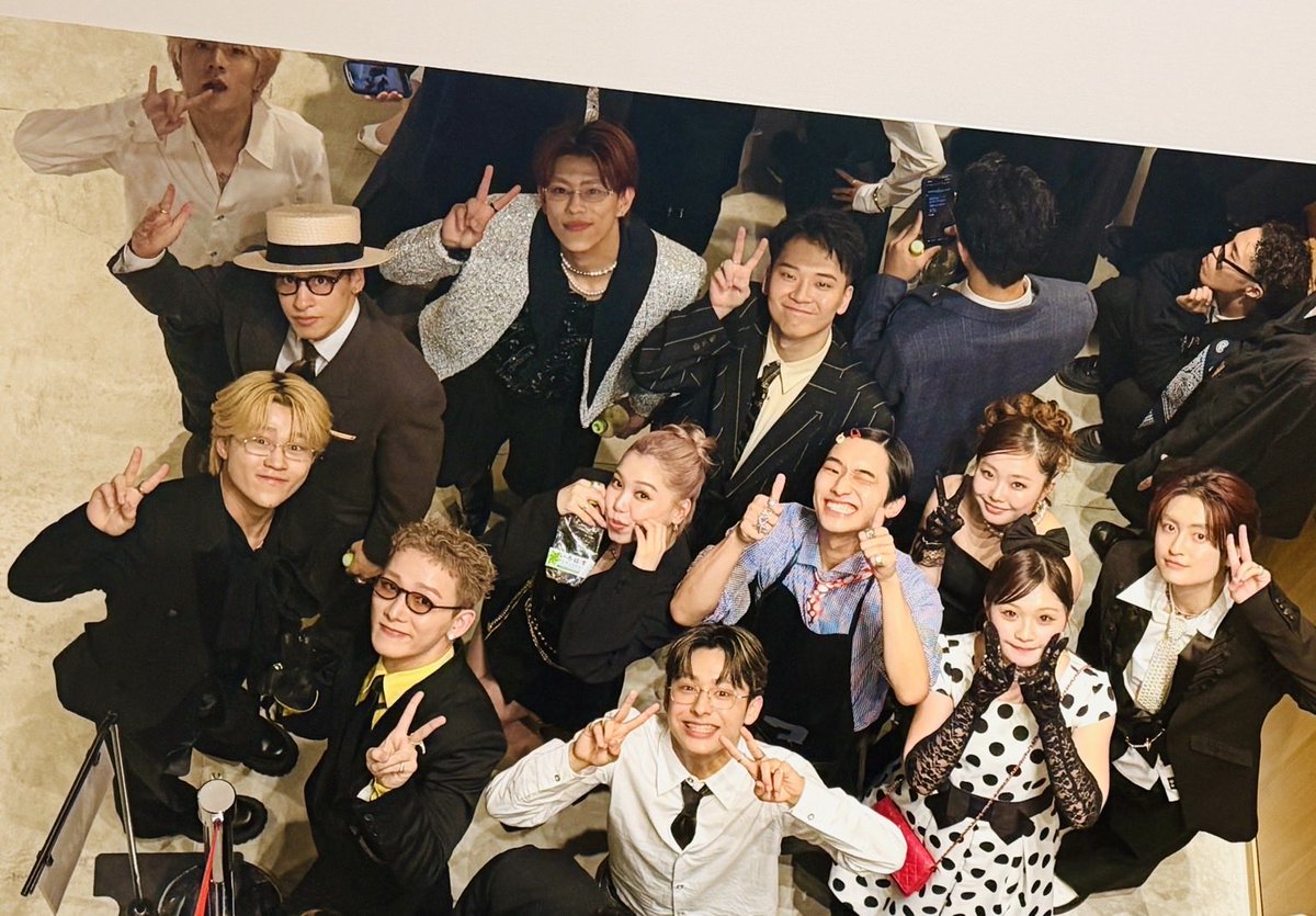 legit_cyber's tweet photo. 【皆、素敵でした✨】
FISHBOYです！

AWARDS SHOWが一昨日終わりました！
AWARDS SHOWの見所の一つは皆の衣装。
衣装によって、その人の思わぬ一面に出会えたりするのが好きなのです。

ご来場の皆様をお見送りし終えたメンバーを上から撮ってみました☺
来シーズンも頑張ろう🔥

@fishboydance #FISHBOY
#cyberagentlegit #dleague #dリーグ