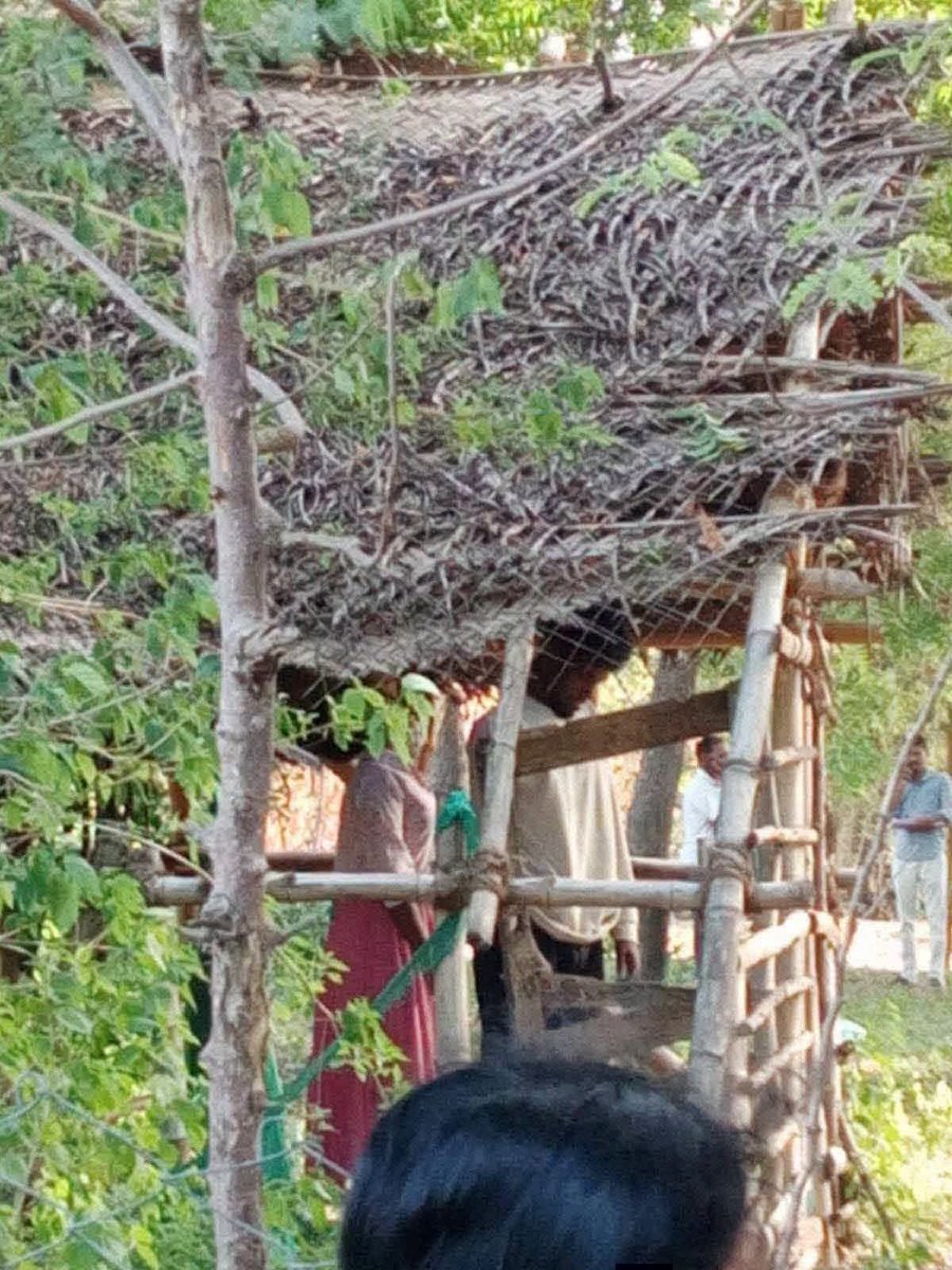 Maha_Periyavaa's tweet photo. தமிழ்நாட்டுல ஜாதி யாரு பாக்குறா? ஜாதியை படுகொலைகள் யாரு பண்றாங்க ஆணவ படுகொலைகள் யாரு பண்றான்னு இந்த படம் ஒன்னு போதும் சொல்றதுக்கு!! 

என்னவோ பிராமணன் தான் ஜாதியை வளர்க்கற மாதிரி பிராமணனை எப்ப பாரு கரிச்சி கொட்டறீங்களே. 

தமிழ்நாட்டுல எந்த பிராமண வீட்டிலாவது ஆணவ படுகொலைகள் நடந்திருக்கான்னு சொல்லுங்க!!

வாழ வேண்டிய வயசுல காதலிச்சாங்க என்ற ஒரே குத்தத்துக்காக அநியாயமா கொன்னு இருக்காங்க. 

நான் நாடகக் காதலுக்கு சப்போர்ட் பண்ணல ஆனா எல்லா காதலும் நாடக காதல் அப்படின்னு சொல்லிட முடியாது இல்ல. உண்மையா  காதலிக்கிறவங்களும் இருந்திருப்பாங்க.

உங்களுடைய ஜாதி வெறிக்கு அநியாயமா இரண்டு அப்பாவி உயிர்களை பலி வாங்கிட்டீங்க 🤦🏻‍♀️🤦🏻‍♀️