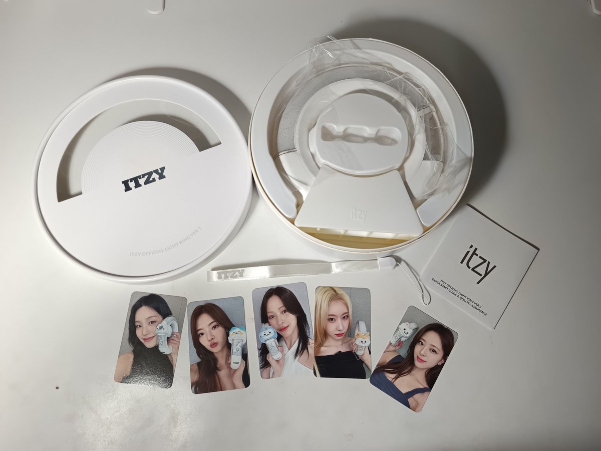 RGoods2018's tweet photo. 🎁 พร้อมส่งค่ะ 🇹🇭 #แท่งไฟ

ทันคอน #ITZY_TUNNELVISION_BKK

ITZY - OFFICIAL LIGHT RING Ver.1
🚨1,450 บาท รวมส่ง ems

ITZY - OFFICIAL LIGHT RING Ver.2
✅PhotoCard Set Withmuu
🚨1,650 บาท รวมส่ง ems

✅ สนใจ dm ได้เลยค่ะ

#ตลาดนัดitzy #ตลาดนัดอิทจี 
#ตลาดนัดมิดจี https://t.co/ctak5drNxx