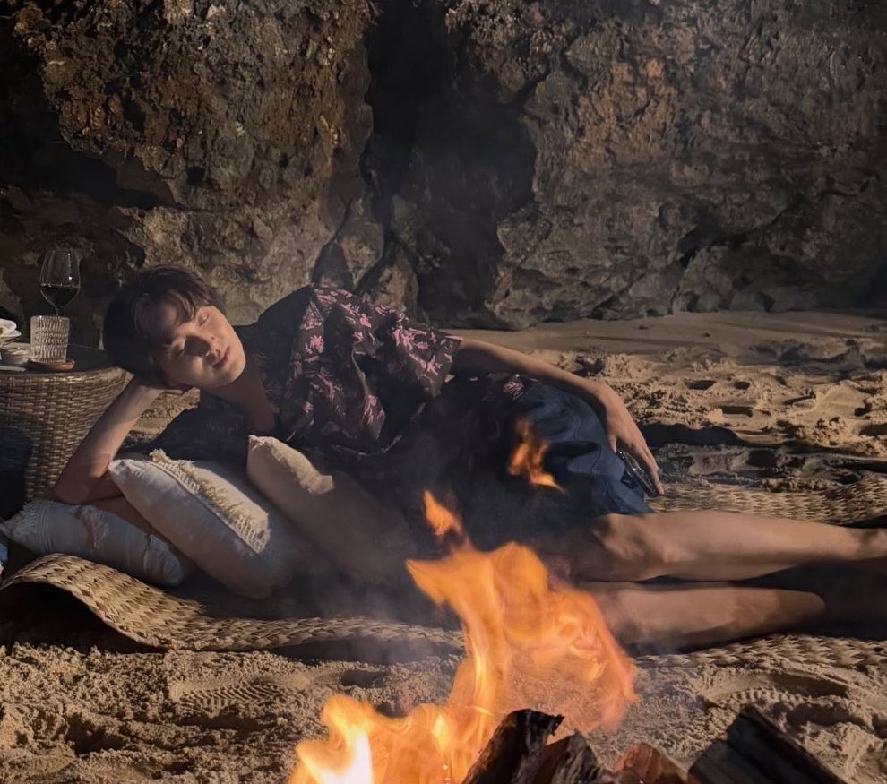 sunhaefs's tweet photo. HAECHAN IN BALI WITH THIS OUTFIT 😭😭😭 https://t.co/DsZnzLa49r