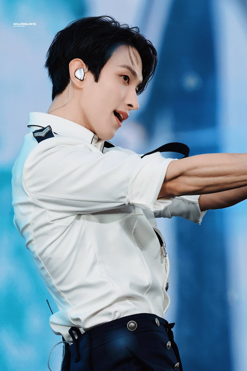 golden6_dk18's tweet photo. 20260621 SEVENTEEN CARAT LAND DAY 2🫶🏻

7월에도 잘 부탁해🫧🍀

#SEVENTEEN #DK #도겸 #DOKYEOM #석민 #세븐틴 #ソクミン #ドギョム #李碩珉 https://t.co/ycpKvfUIXz