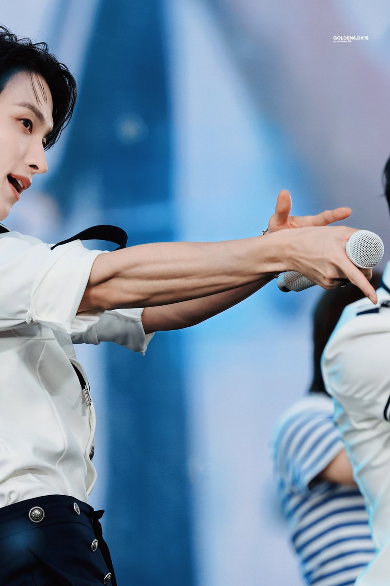 golden6_dk18's tweet photo. 20260621 SEVENTEEN CARAT LAND DAY 2🫶🏻

7월에도 잘 부탁해🫧🍀

#SEVENTEEN #DK #도겸 #DOKYEOM #석민 #세븐틴 #ソクミン #ドギョム #李碩珉 https://t.co/ycpKvfUIXz