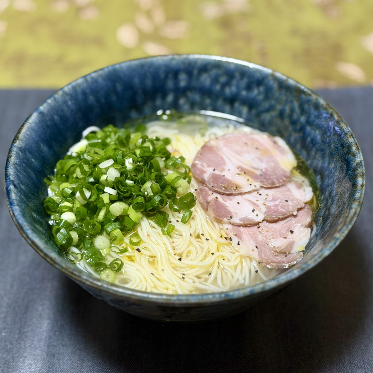 livegameevil's tweet photo. リュウジさんの限界そうめん

ハイミーないので ハ抜きそうめん🤣
自家製ハム薄切りと小葱

個人的に思う「深いコク」（コク＝旨みの重なり）で 見た目極シンプルなのに満足感たっぷり

次やってみるけど 鶏がらスープ こんぶだし にんにく 塩 オリーブオイルだけでも「コク旨塩スープ」で行けそう🤔 https://t.co/UyatCVJgHU