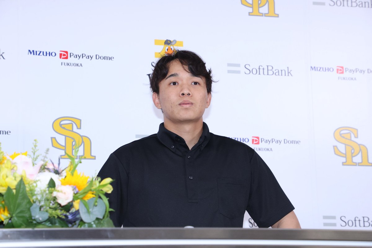 takafullc2's tweet photo. 【球団発表】

北斗投手が、支配下登録されました！

沖縄・興南高、中大（準硬式）を経て昨年行われたドラフト会議で8位指名を経てプロ入り。

全体の“ラスト”、116番目での指名から夢を掴み取りました！

背番号は「43」です！

#sbhawks #鷹フル https://t.co/3iD5kQidrF