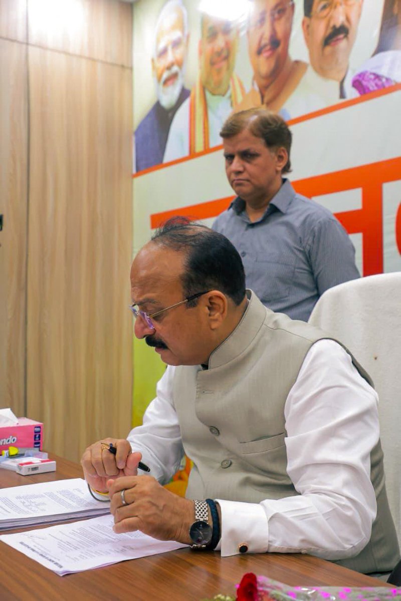 ashishsood_bjp's tweet photo. हर समस्या को गंभीरता से सुनना और उसके समाधान की दिशा में तुरंत कार्रवाई सुनिश्चित करना ही जनसेवा का मूल उद्देश्य है।

आज जन सुनवाई के दौरान नागरिकों से सीधे संवाद कर उनकी समस्याओं, सुझावों और अपेक्षाओं पर विस्तार से चर्चा की तथा संबंधित अधिकारियों को आवश्यक निर्देश दिए।

मुख्यमंत्री श्रीमती @gupta_rekha जी के नेतृत्व में दिल्ली सरकार संवेदनशील, जवाबदेह और जनकेंद्रित शासन के लिए निरंतर कार्यरत है।

@blsanthosh