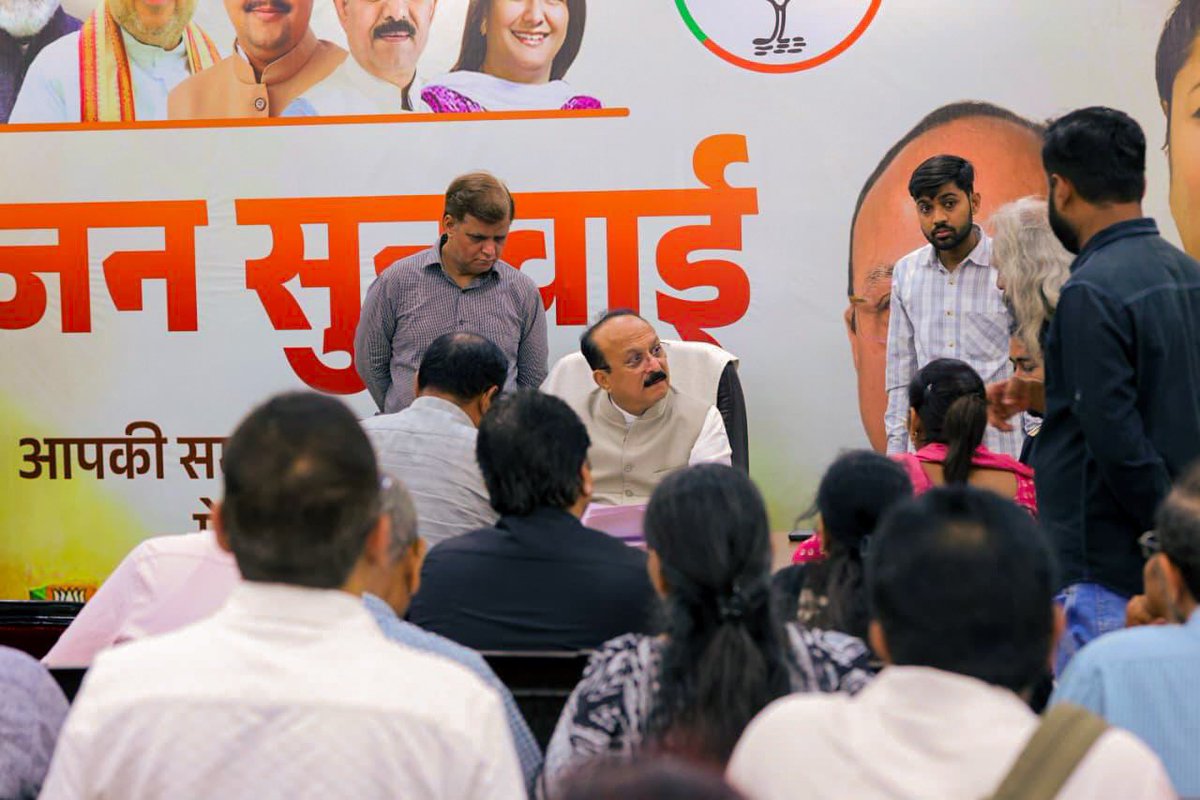 ashishsood_bjp's tweet photo. हर समस्या को गंभीरता से सुनना और उसके समाधान की दिशा में तुरंत कार्रवाई सुनिश्चित करना ही जनसेवा का मूल उद्देश्य है।

आज जन सुनवाई के दौरान नागरिकों से सीधे संवाद कर उनकी समस्याओं, सुझावों और अपेक्षाओं पर विस्तार से चर्चा की तथा संबंधित अधिकारियों को आवश्यक निर्देश दिए।

मुख्यमंत्री श्रीमती @gupta_rekha जी के नेतृत्व में दिल्ली सरकार संवेदनशील, जवाबदेह और जनकेंद्रित शासन के लिए निरंतर कार्यरत है।

@blsanthosh