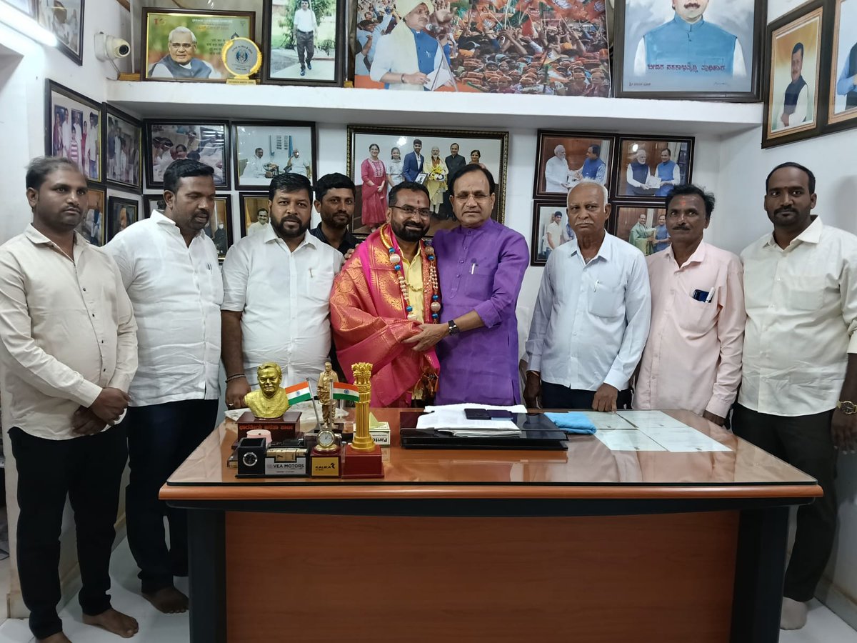 bhagwantkhuba's tweet photo. ಬೀದರ್ ವಿಶ್ವವಿದ್ಯಾನಿಲಯ ಹಾಲಹಳ್ಳಿಯ ಸಿಂಡಿಕೆಟ್ ಸದಸ್ಯರಾಗಿ ನೇಮಕಗೊಂಡಿರುವ ಆತ್ಮೀಯರಾದ ಶ್ರೀ ಜಗನ್ನಾಥ ಪಾಟೀಲ್ ಸಿರಕಟನಳ್ಳಿ ಅವರಿಗೆ ನನ್ನ ಗೃಹ ಕಚೇರಿಯಲ್ಲಿ ಸನ್ಮಾನಿಸಿ ಶುಭ ಹಾರೈಸಿದೆ. 

ನನ್ನ ಪ್ರಯತ್ನದ ಫಲವಾಗಿ ಬೀದರ್ ಜಿಲ್ಲೆಗೆ ಈ ವಿಶ್ವ ವಿದ್ಯಾಲಯ ನಮ್ಮ ಬಿಜೆಪಿ ಸರ್ಕಾರದಲ್ಲಿ ಮಂಜುರಾತಿ ಆಗಿದೆ, ತಾವು ಸಹ ವಿಶ್ವವಿದ್ಯಾನಿಲಯದ ಮತ್ತು ವಿದ್ಯಾರ್ಥಿಗಳ ಹಿತದೃಷ್ಟಿಯಿಂದ ಅಗತ್ಯ ಸಲಹೆಗಳು ನೀಡಿ, ಒಳ್ಳೆಯ ಸೇವೆ ಮಾಡಿ ಎಂದು ಸಲಹೆ ನೀಡಿದೆ. 

#BidarMPConstituency #BidarUniversity #bidar #halhalli