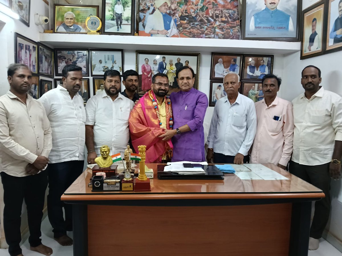 bhagwantkhuba's tweet photo. ಬೀದರ್ ವಿಶ್ವವಿದ್ಯಾನಿಲಯ ಹಾಲಹಳ್ಳಿಯ ಸಿಂಡಿಕೆಟ್ ಸದಸ್ಯರಾಗಿ ನೇಮಕಗೊಂಡಿರುವ ಆತ್ಮೀಯರಾದ ಶ್ರೀ ಜಗನ್ನಾಥ ಪಾಟೀಲ್ ಸಿರಕಟನಳ್ಳಿ ಅವರಿಗೆ ನನ್ನ ಗೃಹ ಕಚೇರಿಯಲ್ಲಿ ಸನ್ಮಾನಿಸಿ ಶುಭ ಹಾರೈಸಿದೆ. 

ನನ್ನ ಪ್ರಯತ್ನದ ಫಲವಾಗಿ ಬೀದರ್ ಜಿಲ್ಲೆಗೆ ಈ ವಿಶ್ವ ವಿದ್ಯಾಲಯ ನಮ್ಮ ಬಿಜೆಪಿ ಸರ್ಕಾರದಲ್ಲಿ ಮಂಜುರಾತಿ ಆಗಿದೆ, ತಾವು ಸಹ ವಿಶ್ವವಿದ್ಯಾನಿಲಯದ ಮತ್ತು ವಿದ್ಯಾರ್ಥಿಗಳ ಹಿತದೃಷ್ಟಿಯಿಂದ ಅಗತ್ಯ ಸಲಹೆಗಳು ನೀಡಿ, ಒಳ್ಳೆಯ ಸೇವೆ ಮಾಡಿ ಎಂದು ಸಲಹೆ ನೀಡಿದೆ. 

#BidarMPConstituency #BidarUniversity #bidar #halhalli