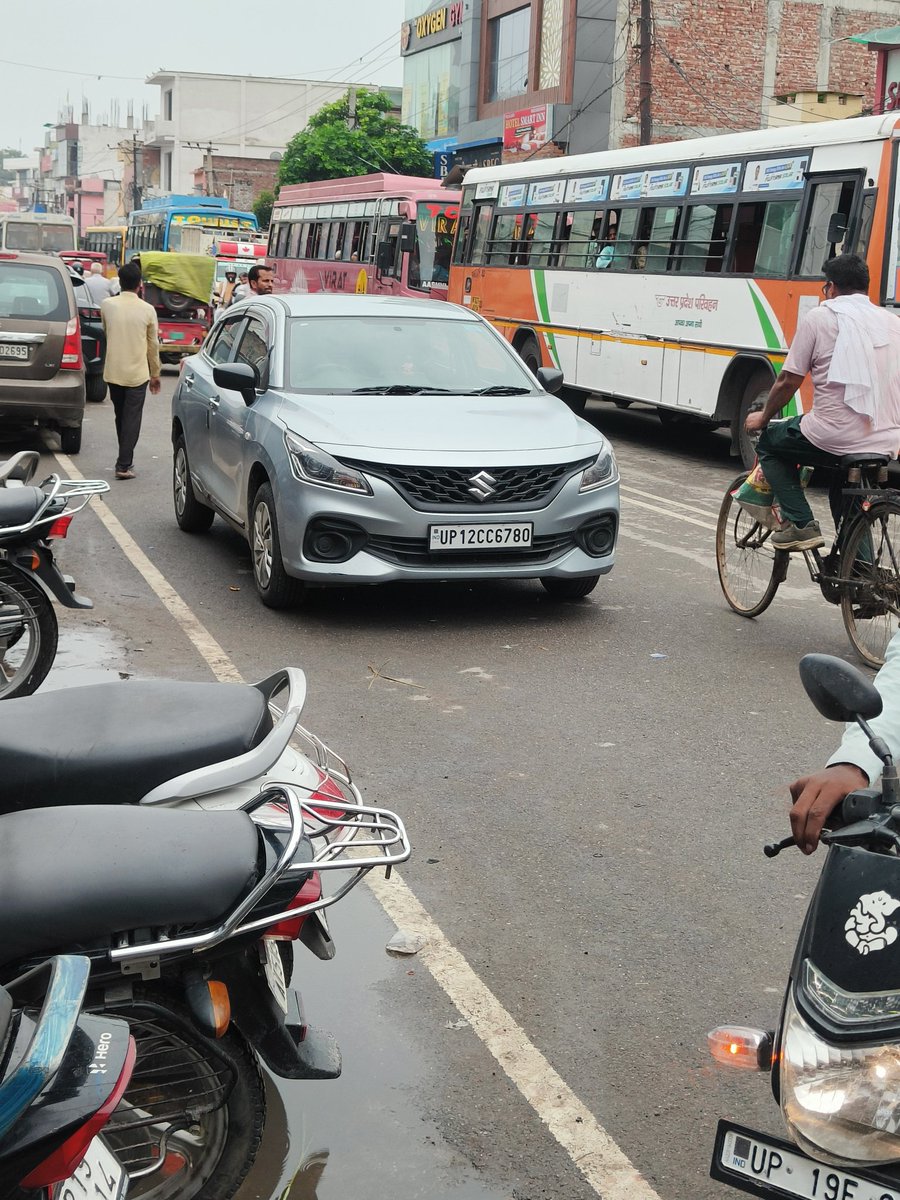 __Ravi_Official's tweet photo. @ShamliTraffic 
@PoliceShamli महोदय कृपया इस व्हीकल का चालान करने की कृपया करे ये गाड़ी ऑन रोड पार्किंग की गई हैं जिसके कारण बहुत लंबा जाम लगा है। https://t.co/UcysAIoIds
