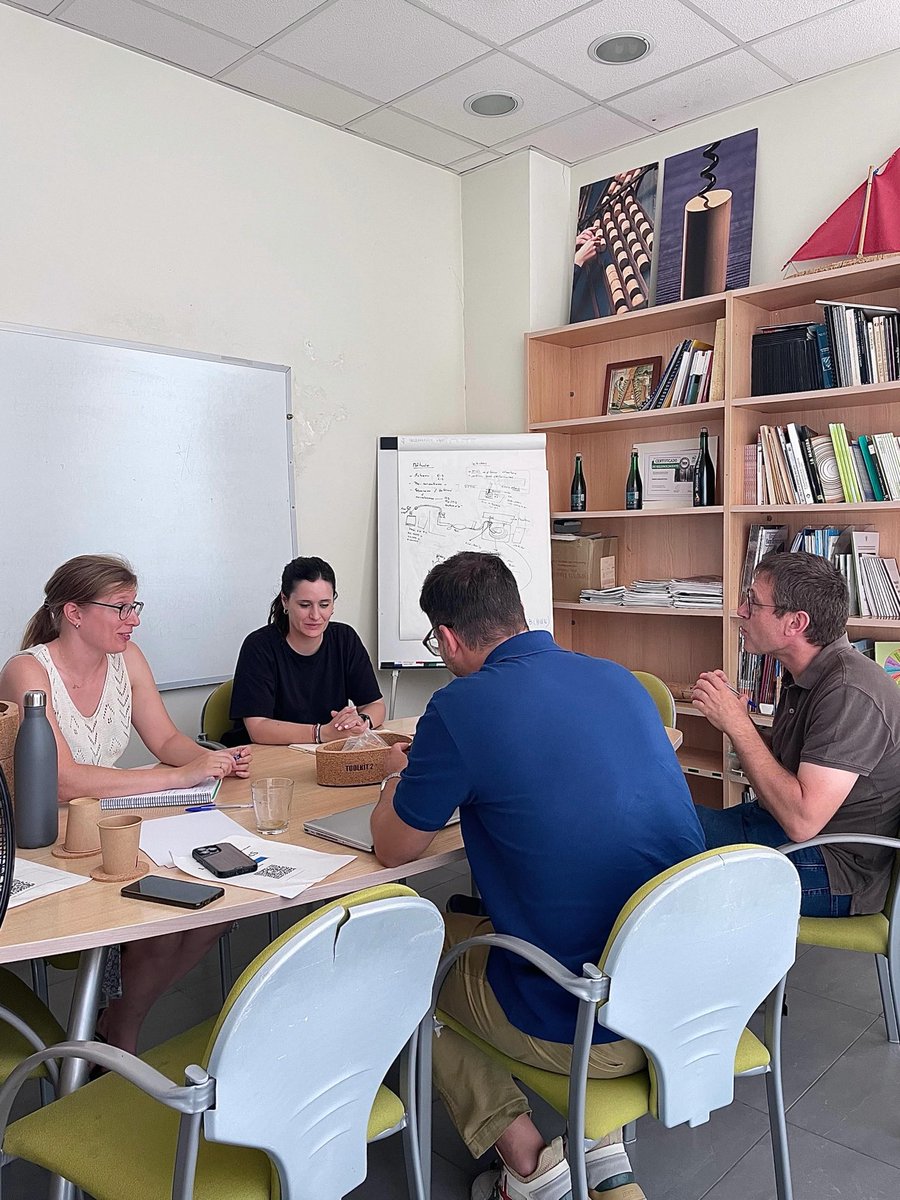 ICSuro's tweet photo. Durant la trobada s’han compartit reflexions sobre l’estat actual del sector, els principals #reptes que afronta i les #oportunitats per incrementar la col·laboració entre @ICSuro i @clusterinnovi, sumant esforços per oferir solucions de més valor. https://t.co/A70Gmfuxo4