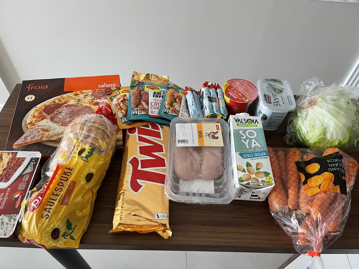 bitite_'s tweet photo. до наху финансовая грамотность, захотелось гига твикс за 6€ и 4 киндер пингви за 2€
бооже я и не знала что киндер пингви такой вкусный https://t.co/pZAkvohcDu