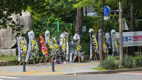 kdl_331's tweet photo. 야구 명문 배재고의 앞날을 기리는 화환들 줄줄이 도착중. 국민들의 분노가 느껴짐. https://t.co/t6dJf4Ukcx