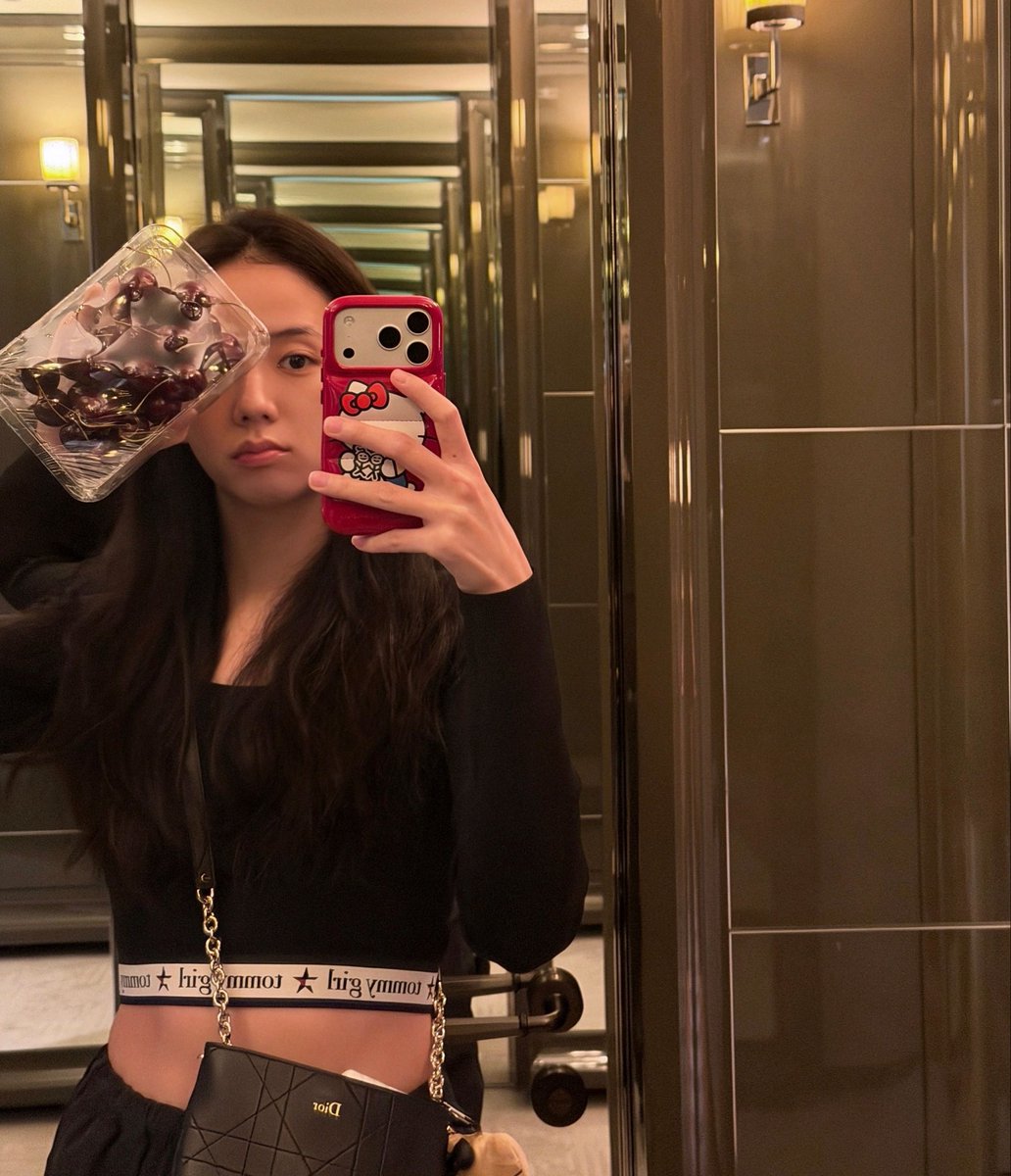 GODTIERJISOO's tweet photo. she’s so hot https://t.co/eSh1QjN5RA