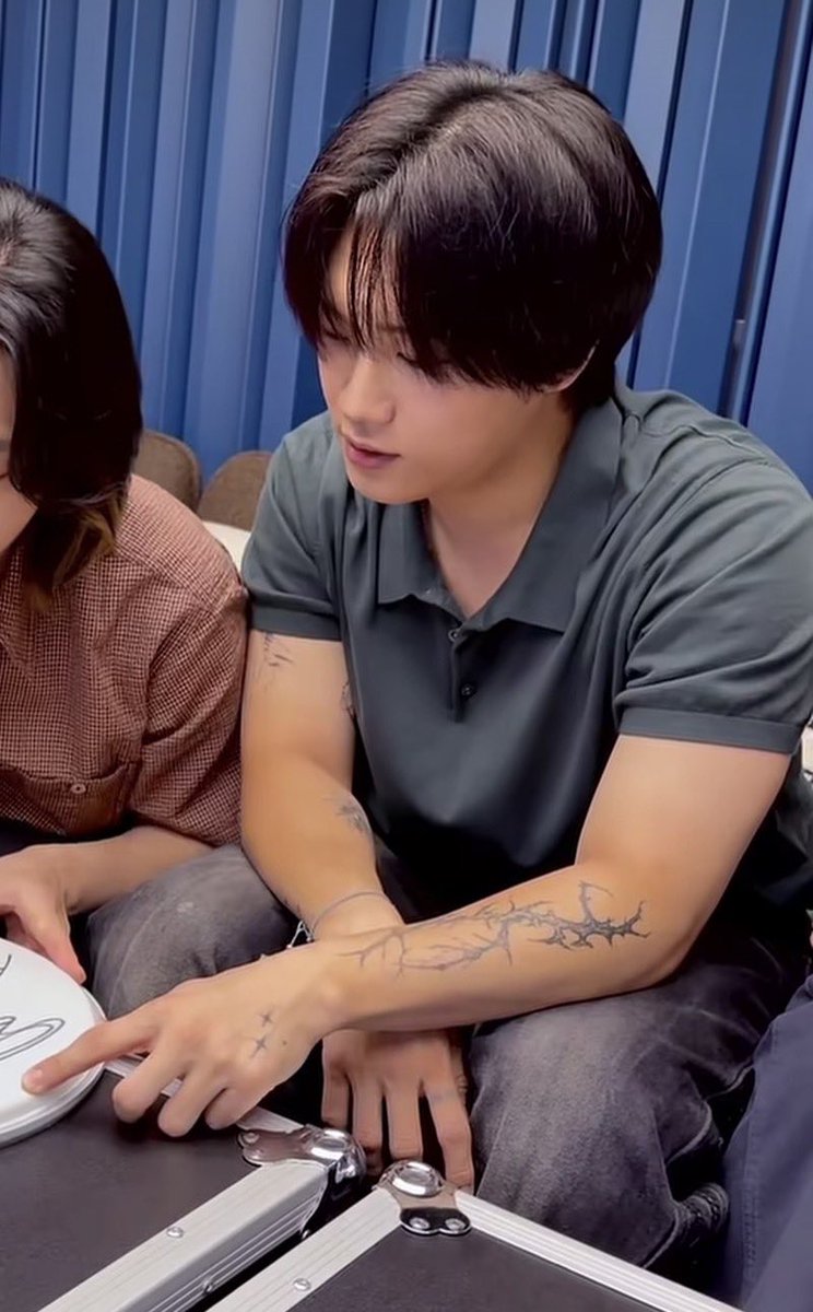 xhvlookup's tweet photo. rambutnya mirip jadi kebayang kjs koko koko scbd yang kalo ngantor selalu pake longsleeve cuff dikancing rapi sampe looknya jadi culun padahal aslinya ngumpetin tato https://t.co/W3u0UYyH3n