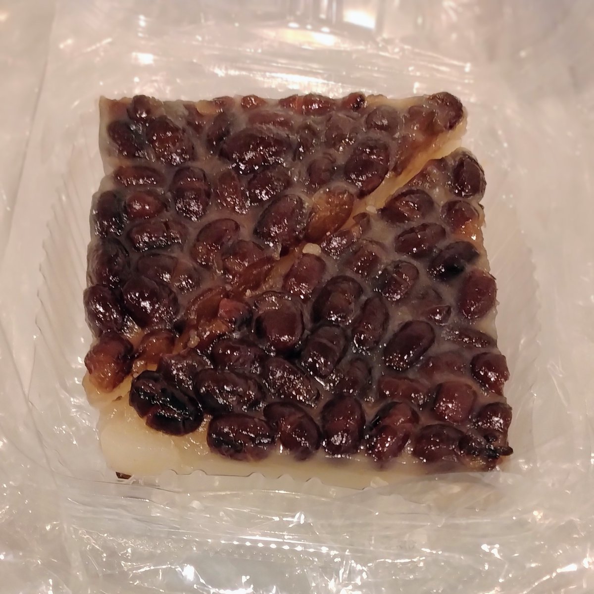 bht1205's tweet photo. 1日遅れて水無月を食べた。
消費期限も1日 過ぎてた。
この半量で半額だといいんだけどなぁ‥
今日は甘味が苦しい。 https://t.co/X36w2mKEPp